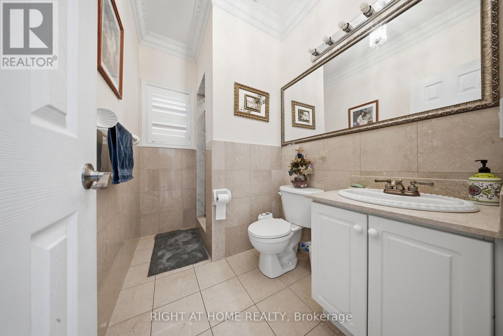 284 Maple Leaf Drive, Toronto, Ontario  M6L 1P3 - Photo 6 - W12920302