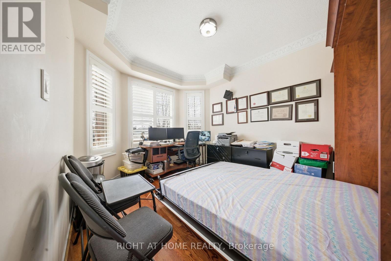 284 Maple Leaf Drive, Toronto, Ontario  M6L 1P3 - Photo 8 - W12920302