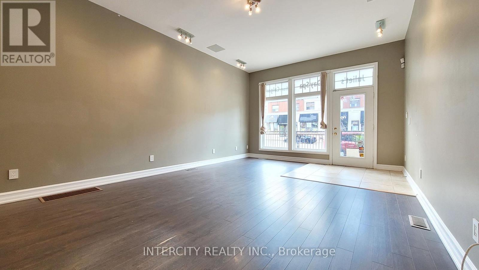 86 Lakeshore Road W, Oakville, Ontario L6K 3A2 - Photo 12 - W12920338