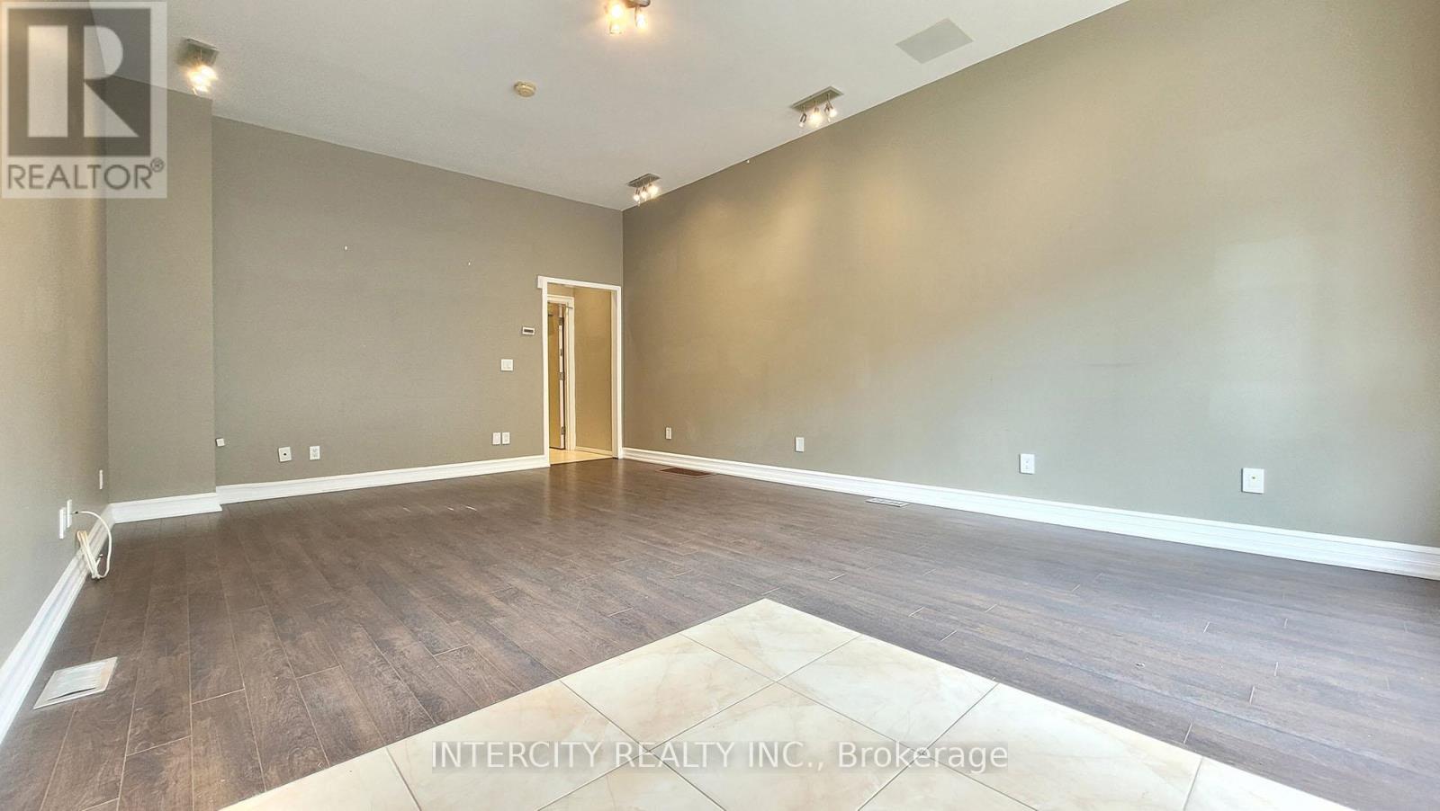 86 Lakeshore Road W, Oakville, Ontario L6K 3A2 - Photo 13 - W12920338