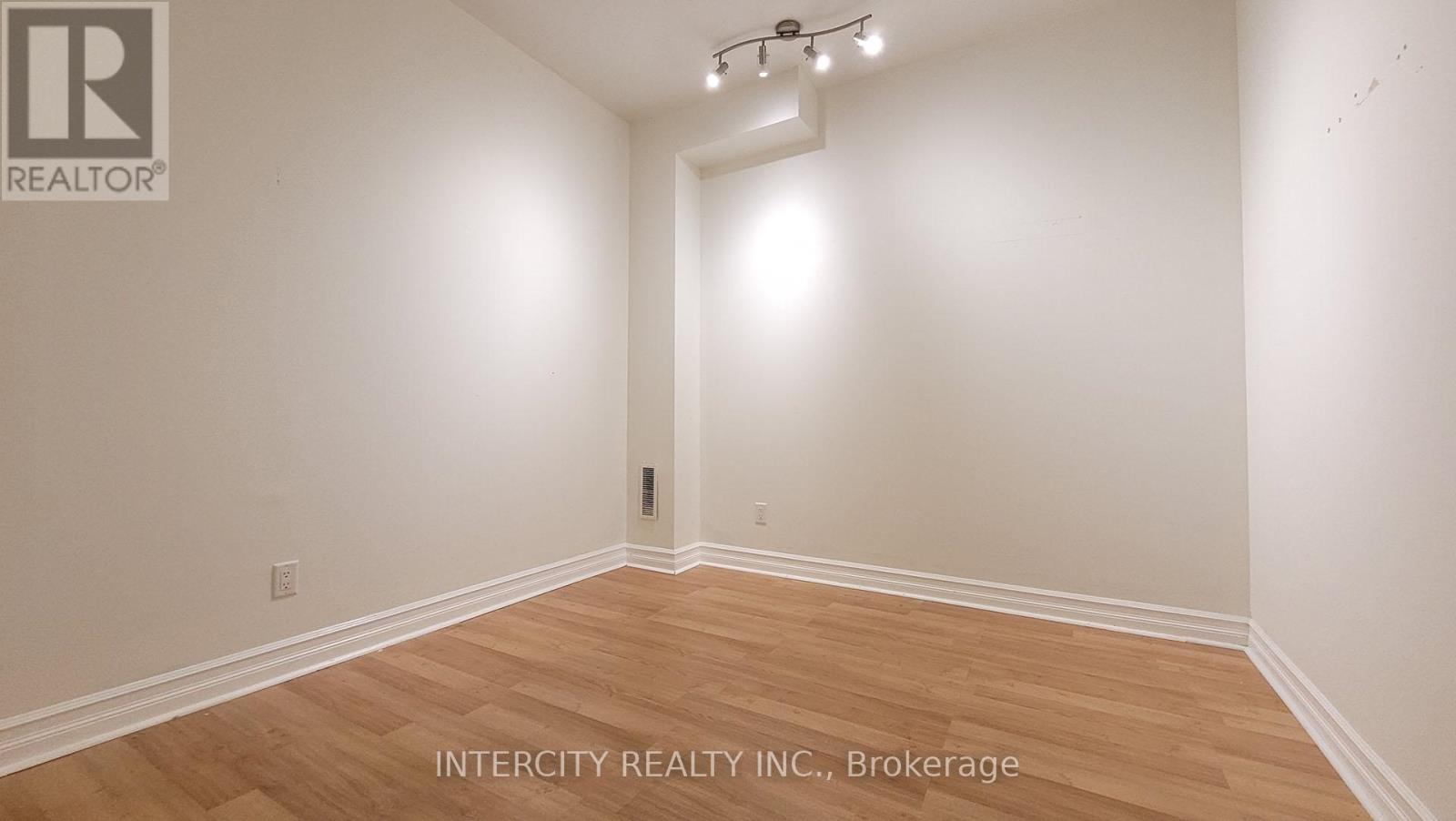 86 Lakeshore Road W, Oakville, Ontario L6K 3A2 - Photo 17 - W12920338