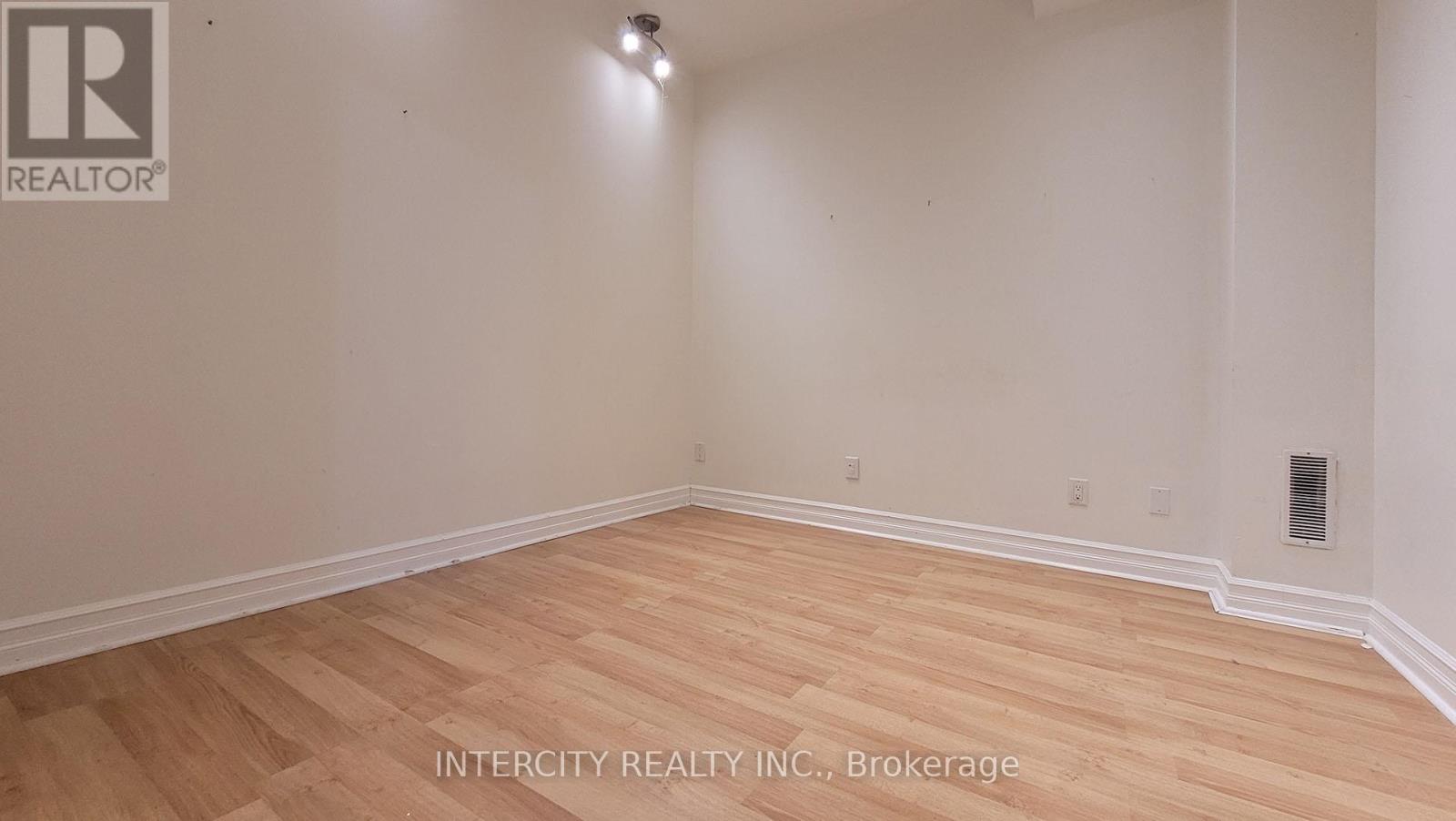 86 Lakeshore Road W, Oakville, Ontario L6K 3A2 - Photo 20 - W12920338