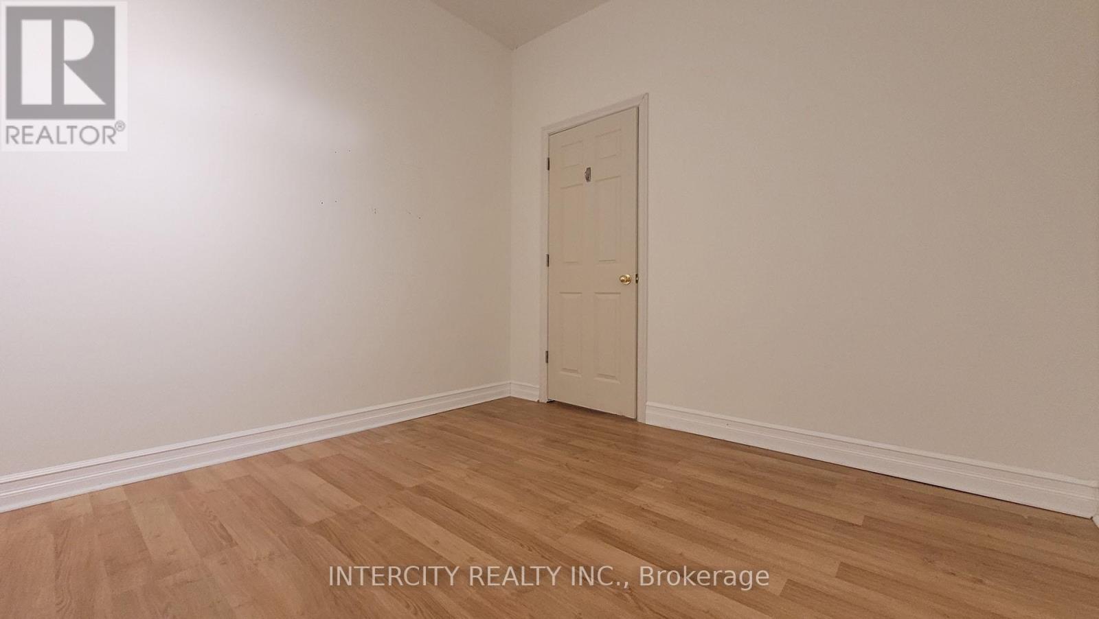 86 Lakeshore Road W, Oakville, Ontario L6K 3A2 - Photo 22 - W12920338