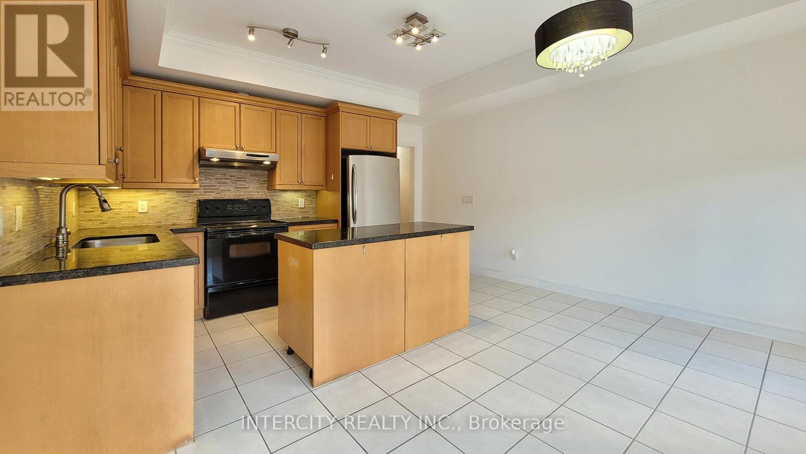 86 Lakeshore Road W, Oakville, Ontario L6K 3A2 - Photo 27 - W12920338