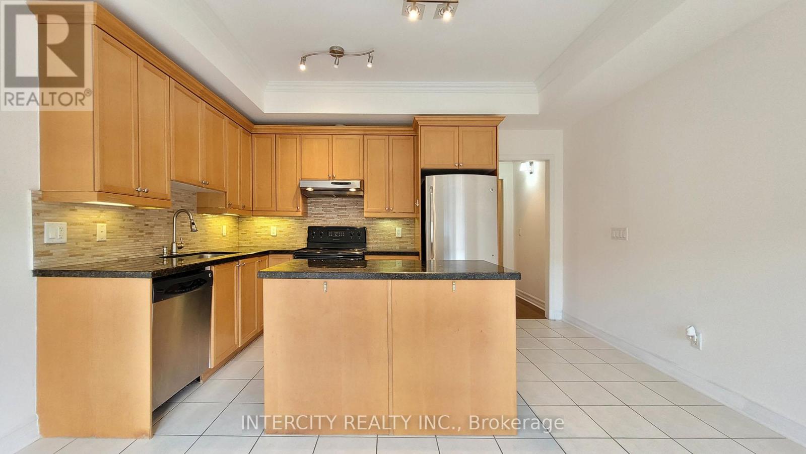 86 Lakeshore Road W, Oakville, Ontario L6K 3A2 - Photo 28 - W12920338