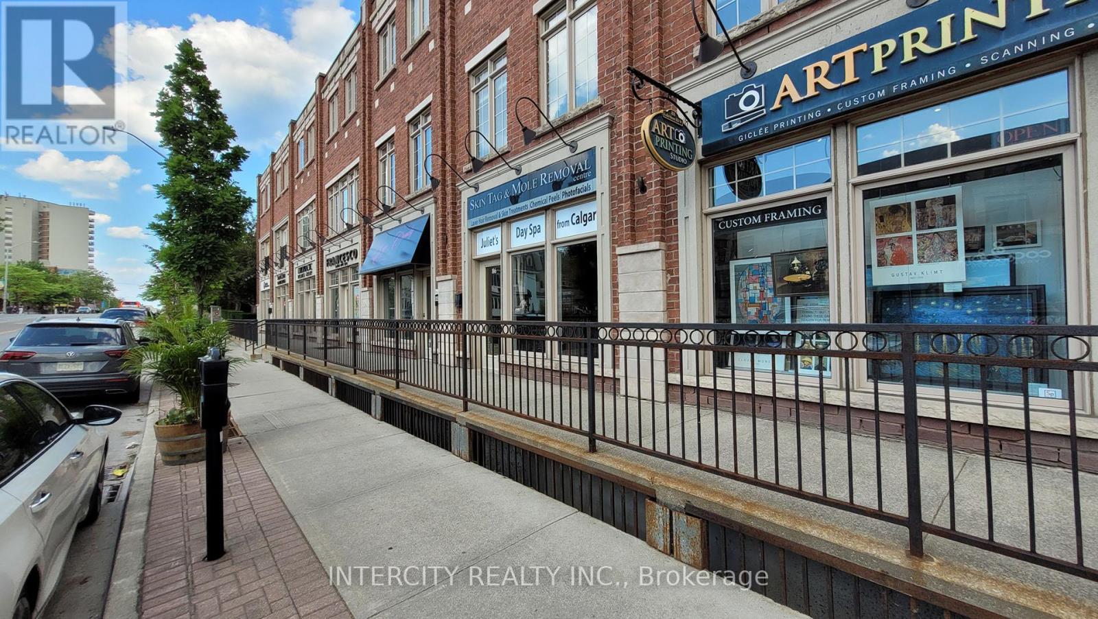 86 Lakeshore Road W, Oakville, Ontario L6K 3A2 - Photo 3 - W12920338