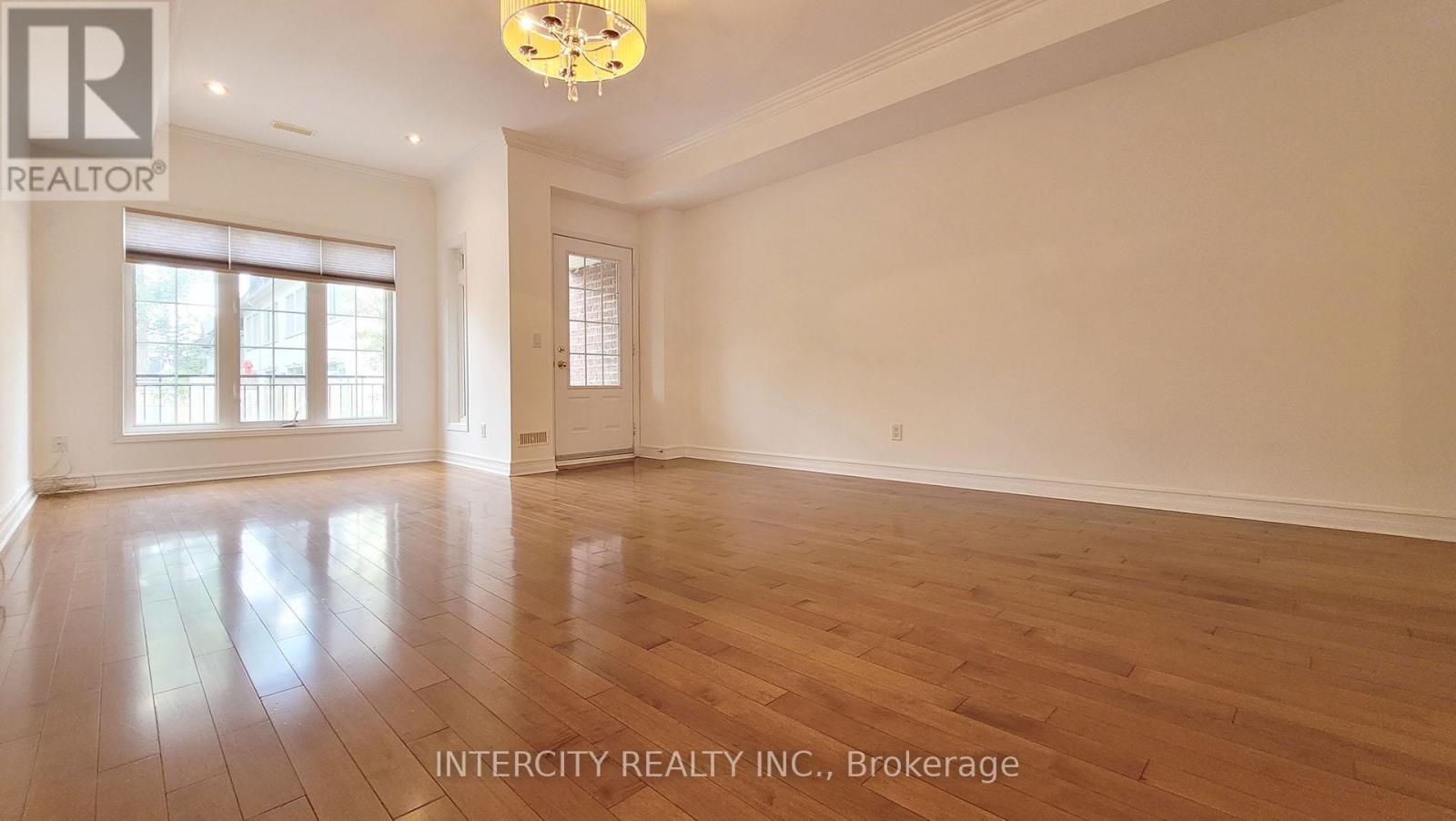 86 Lakeshore Road W, Oakville, Ontario L6K 3A2 - Photo 40 - W12920338