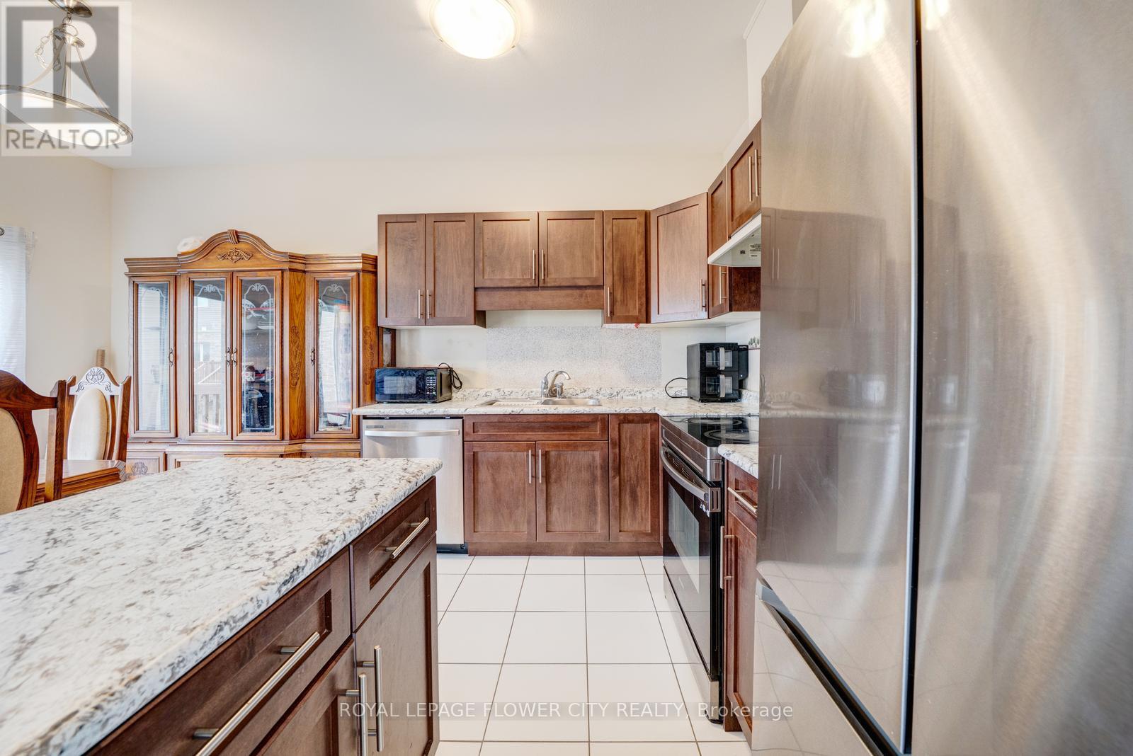 24 Sycamore Street, Welland, Ontario L3C 0H8 - Photo 11 - X12920272