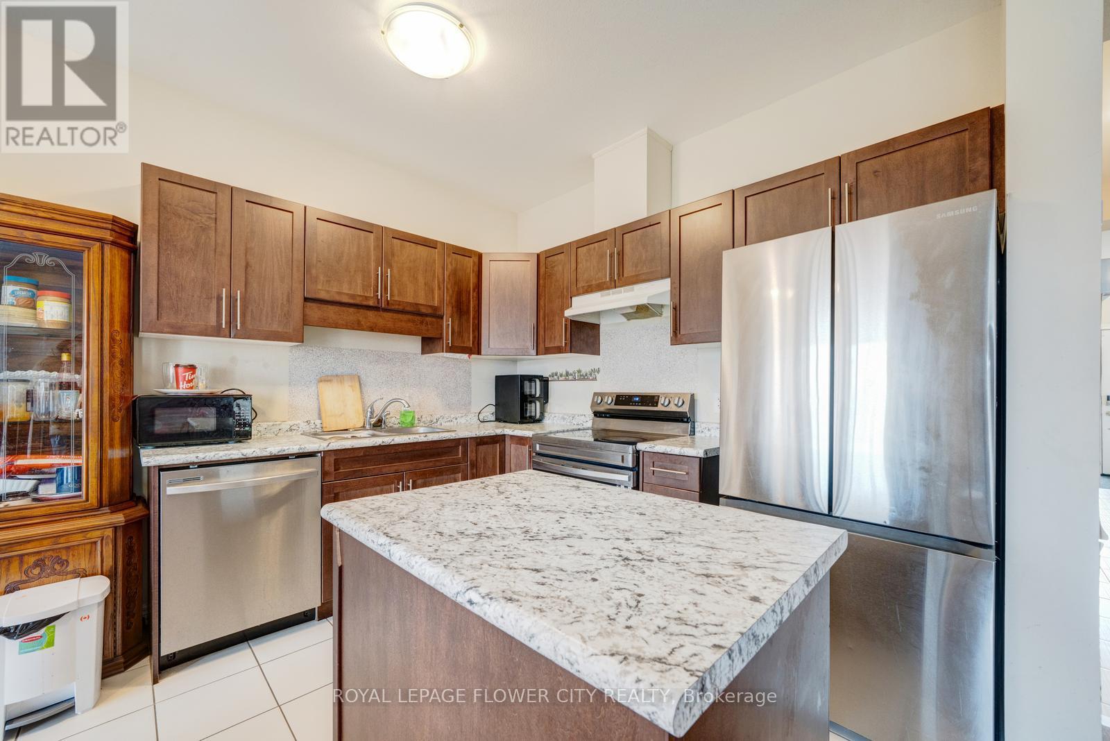 24 Sycamore Street, Welland, Ontario L3C 0H8 - Photo 12 - X12920272