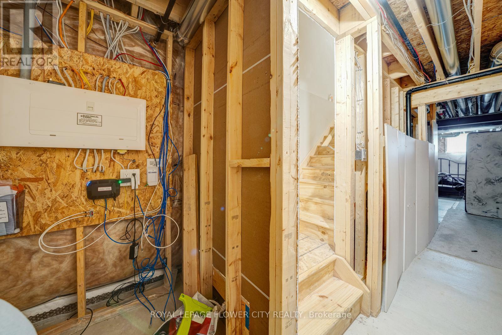 24 Sycamore Street, Welland, Ontario L3C 0H8 - Photo 42 - X12920272