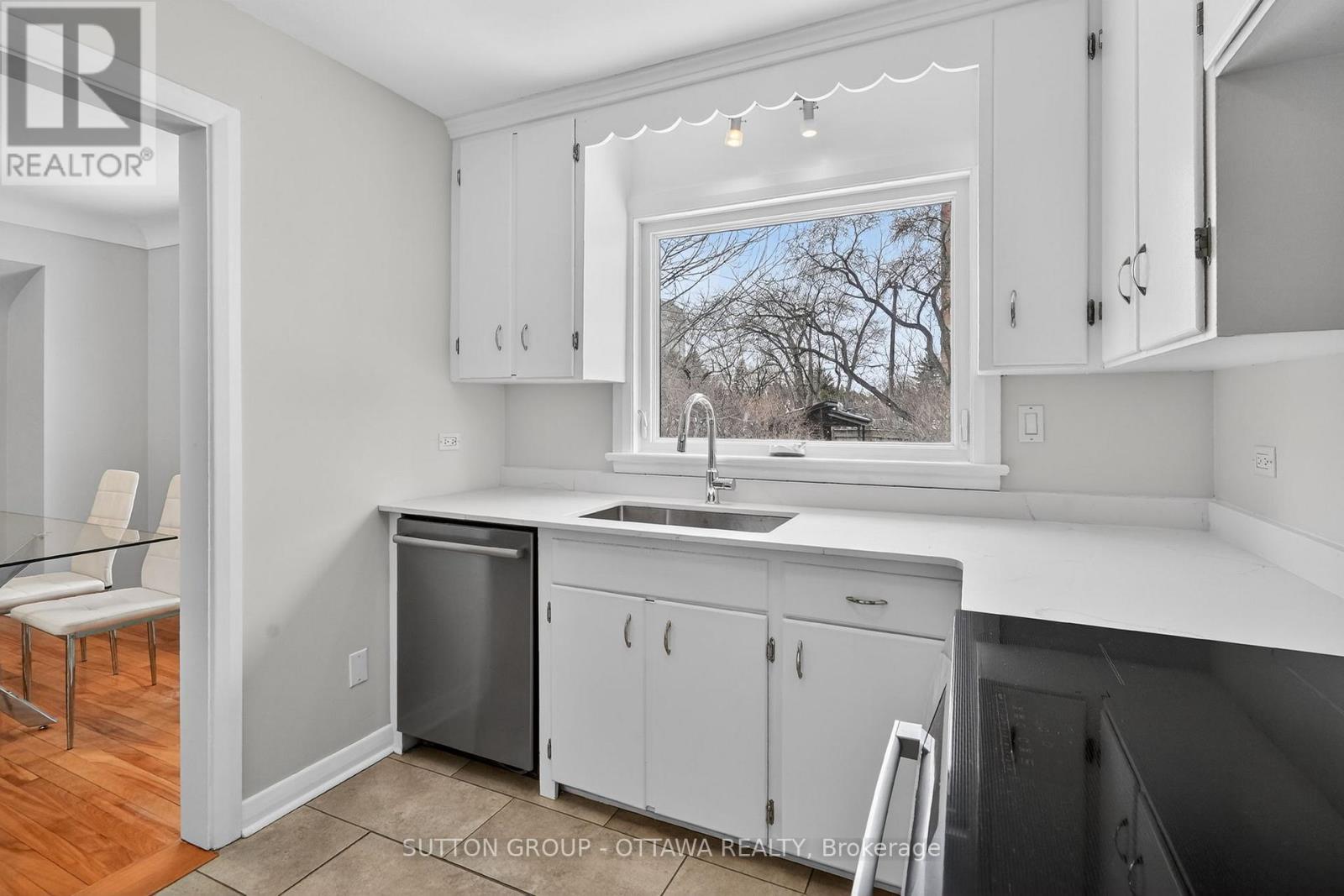 499 Neighbourhood Way, Ottawa, Ontario  K1G 0J3 - Photo 10 - X12920444