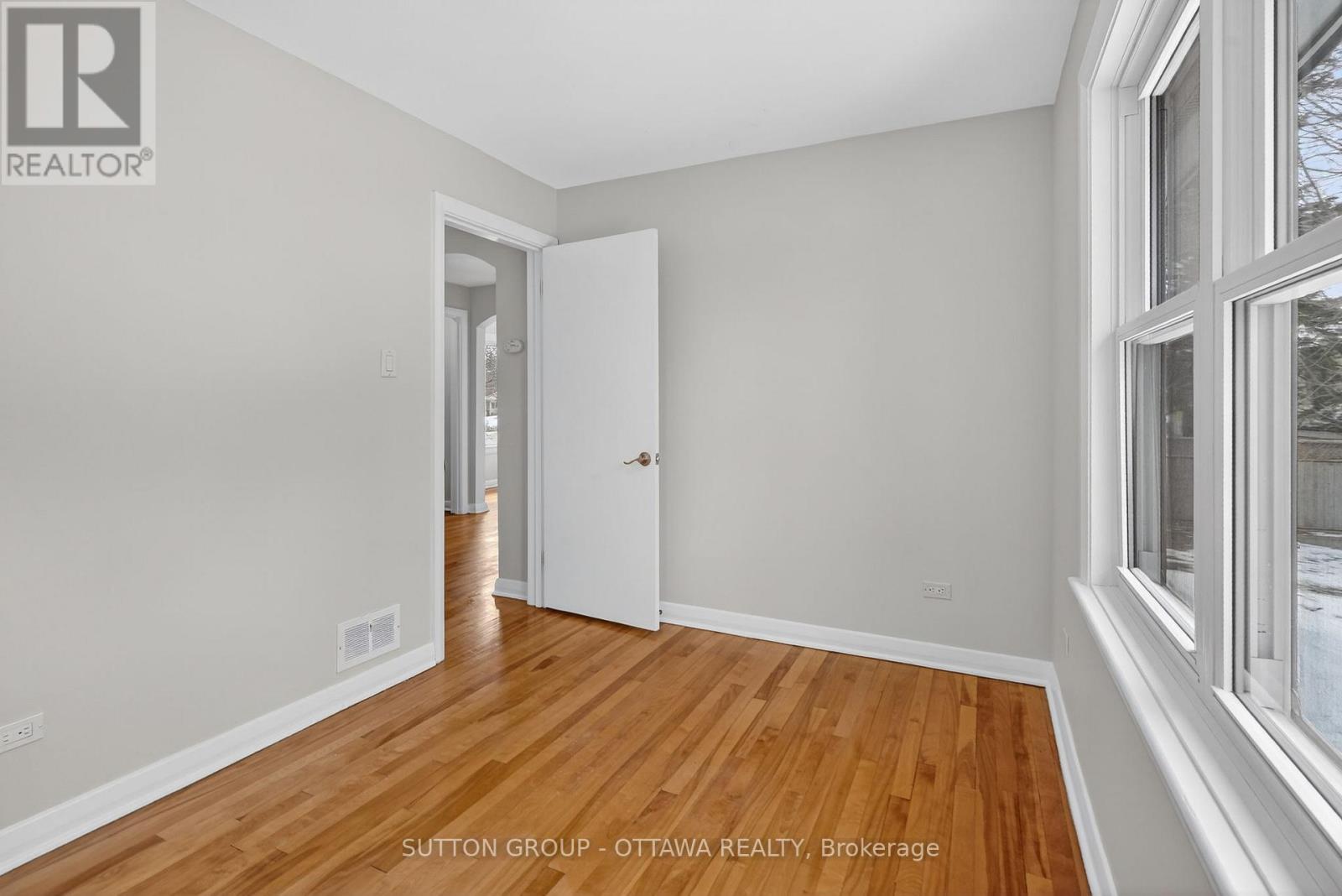 499 Neighbourhood Way, Ottawa, Ontario  K1G 0J3 - Photo 15 - X12920444