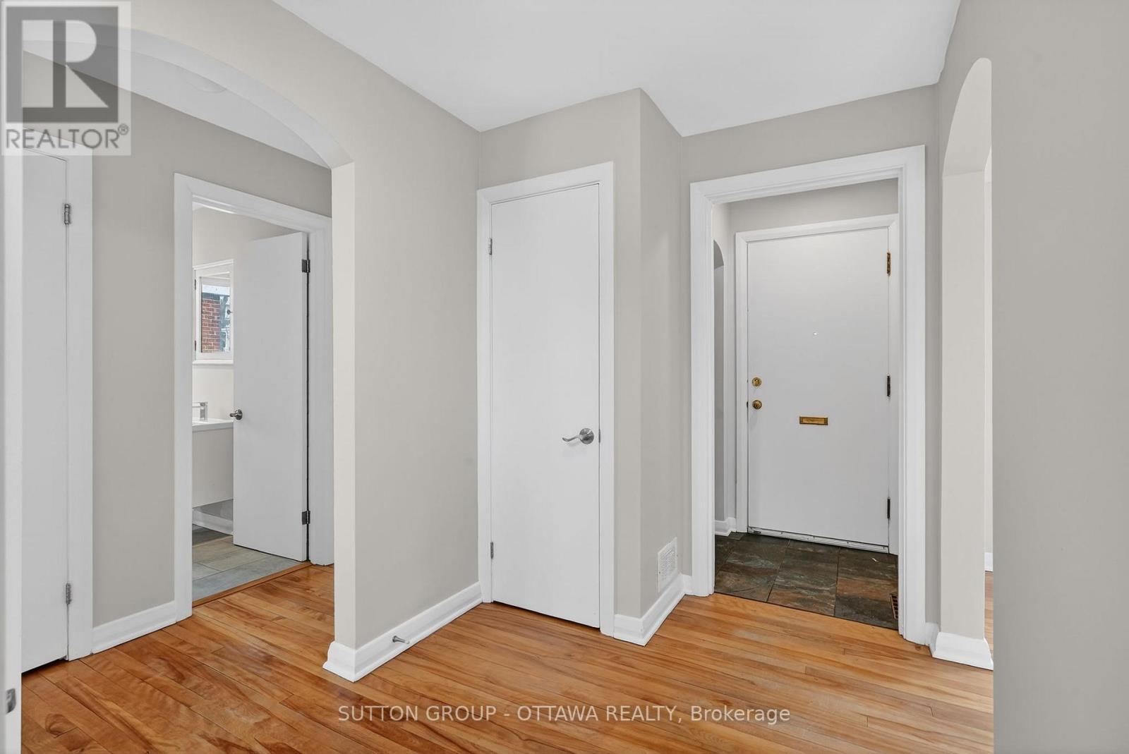 499 Neighbourhood Way, Ottawa, Ontario  K1G 0J3 - Photo 2 - X12920444