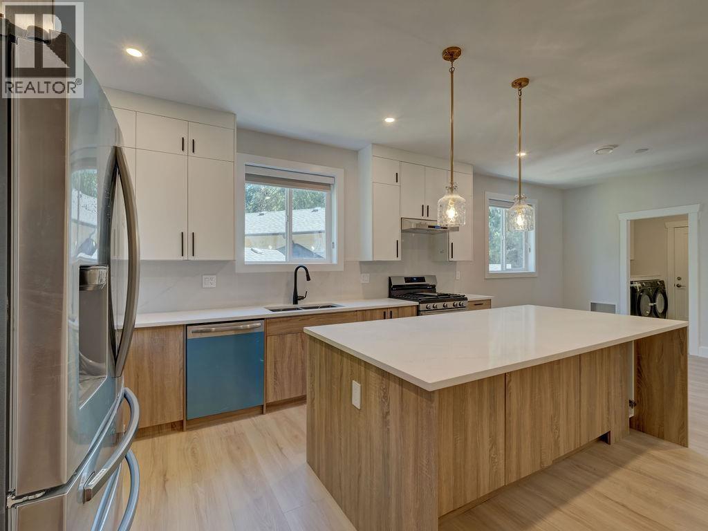 6070-72 Heartwood Place, Sechelt, British Columbia  V7Z 0V6 - Photo 11 - R3103450