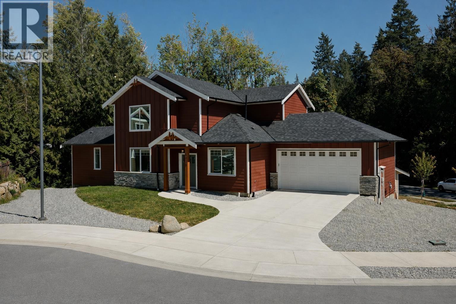 6070-72 HEARTWOOD PLACE, Sechelt, British Columbia