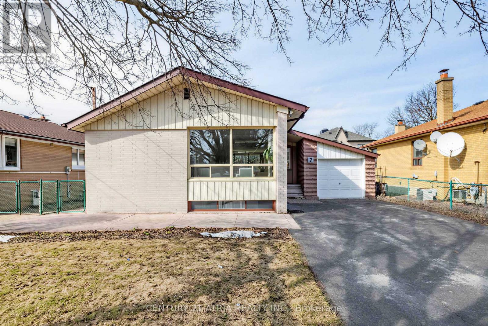 7 Rockport Crescent, Richmond Hill, Ontario  L4C 2L5 - Photo 2 - N12912074