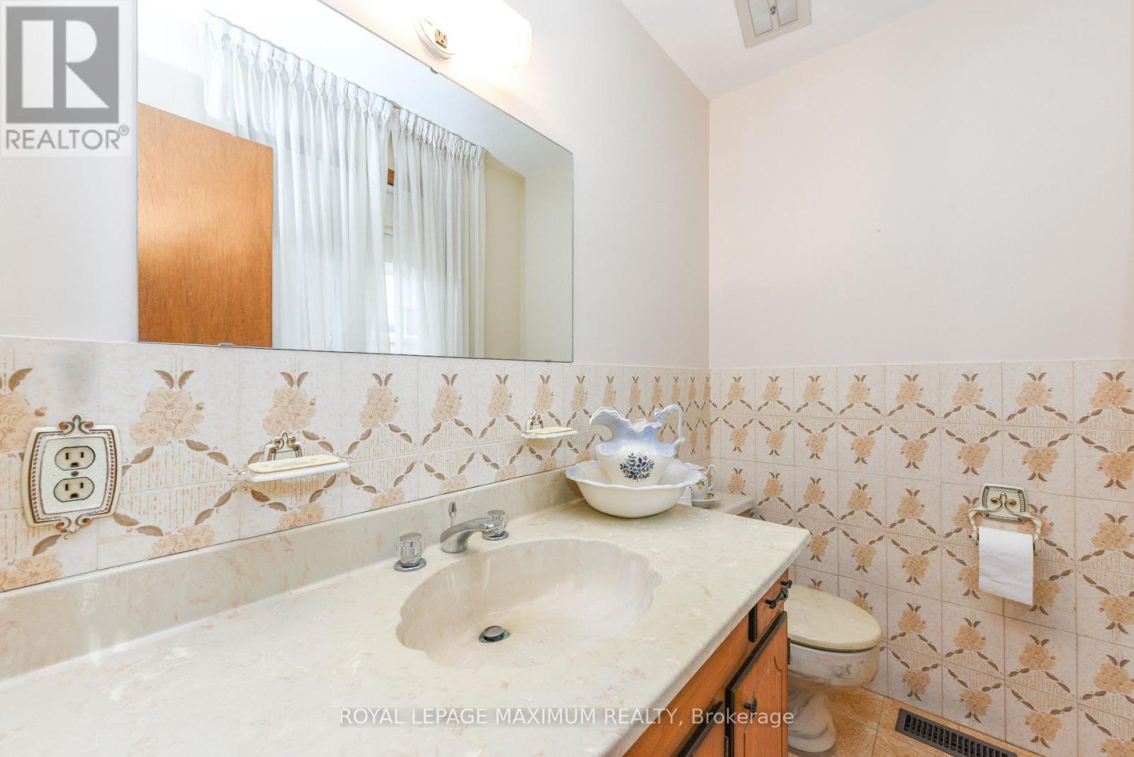 78 Roxaline Street, Toronto, Ontario  M9P 2Z2 - Photo 14 - W12913394