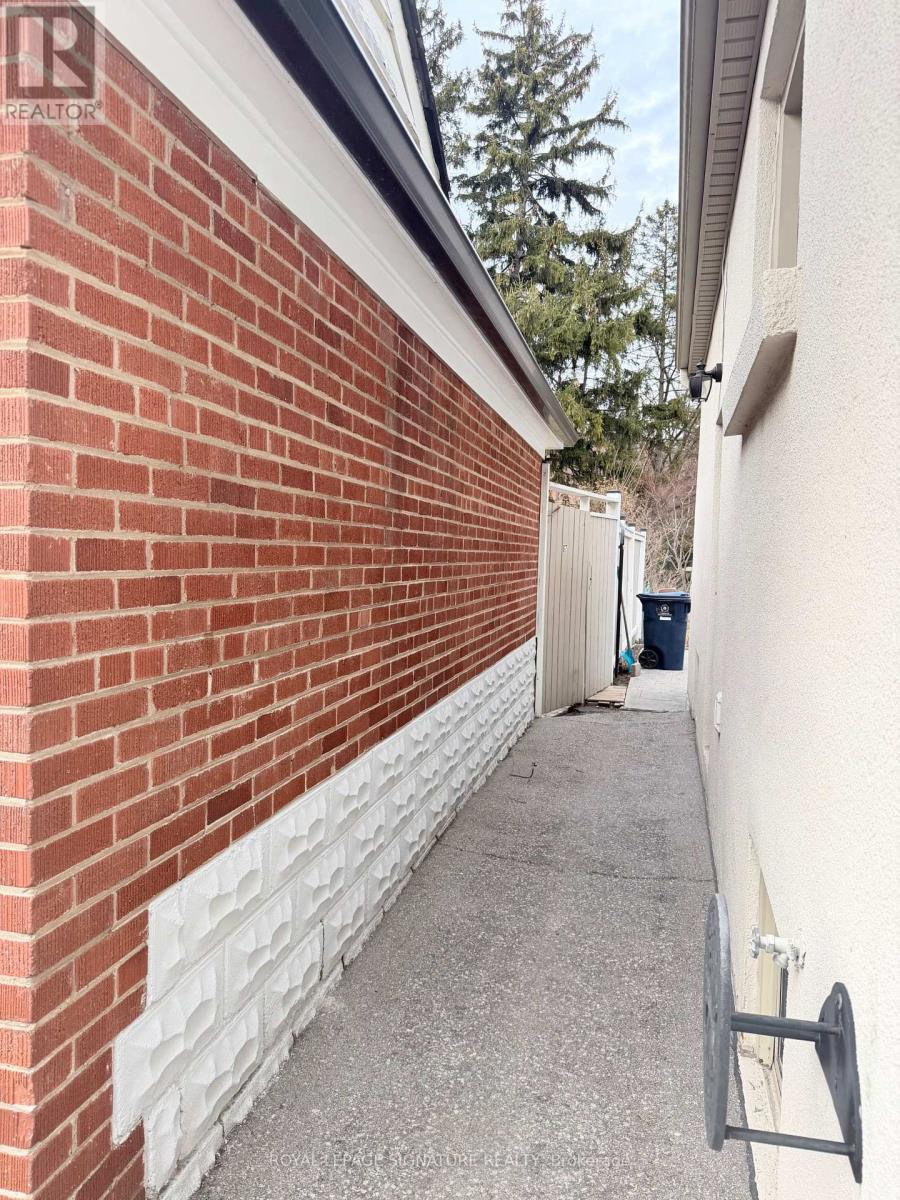 67 South Kingsway, Toronto, Ontario  M6S 3T4 - Photo 32 - W12920294