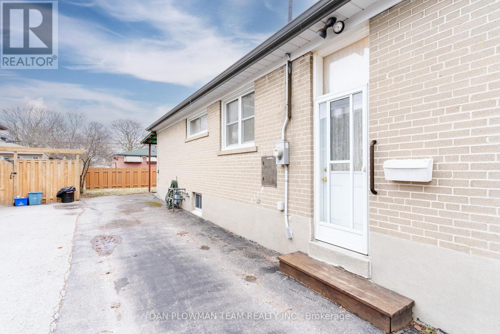 313 Dovedale Drive, Whitby, Ontario  L1N 1Z8 - Photo 4 - E12920514