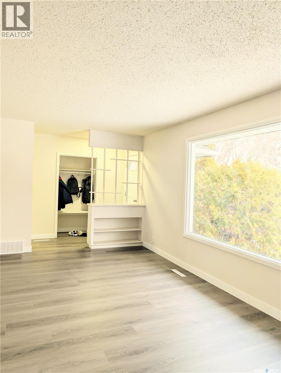 448 6th Avenue Nw, Swift Current, Saskatchewan  S9H 0Y3 - Photo 2 - SK031081