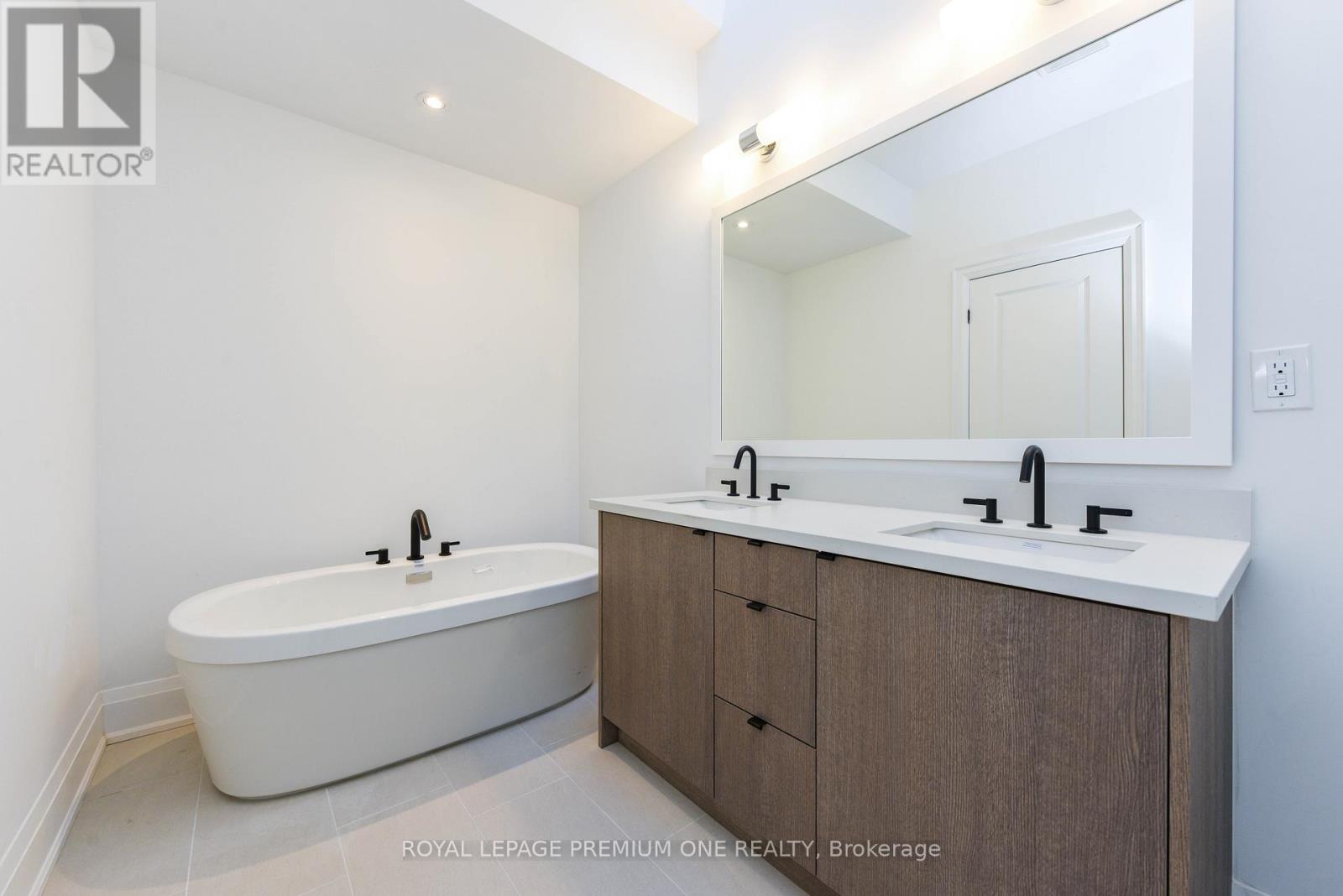 136 - 35 Lunar Crescent, Mississauga, Ontario  L5M 2R6 - Photo 24 - W12920434