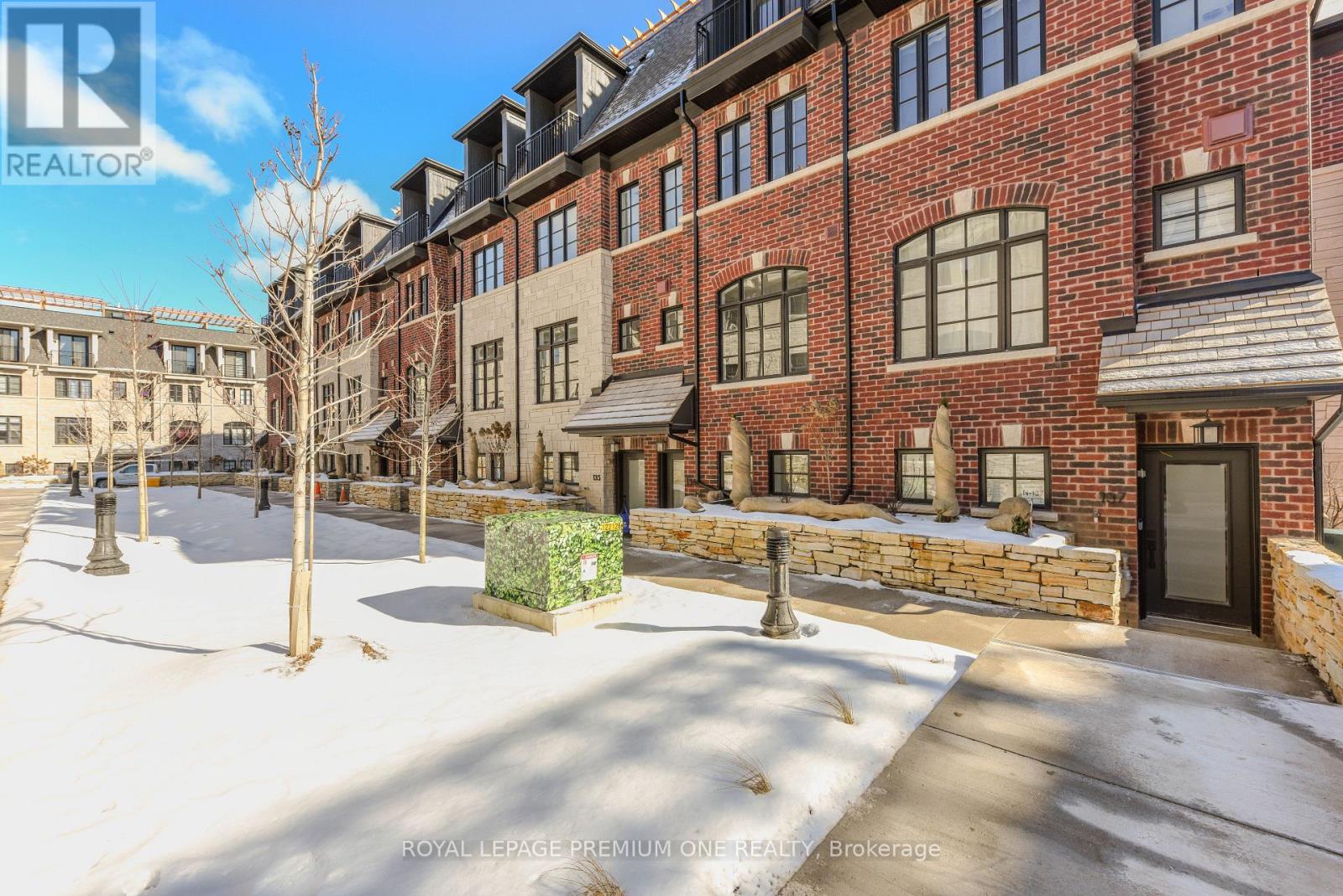 136 - 35 Lunar Crescent, Mississauga, Ontario  L5M 2R6 - Photo 3 - W12920434