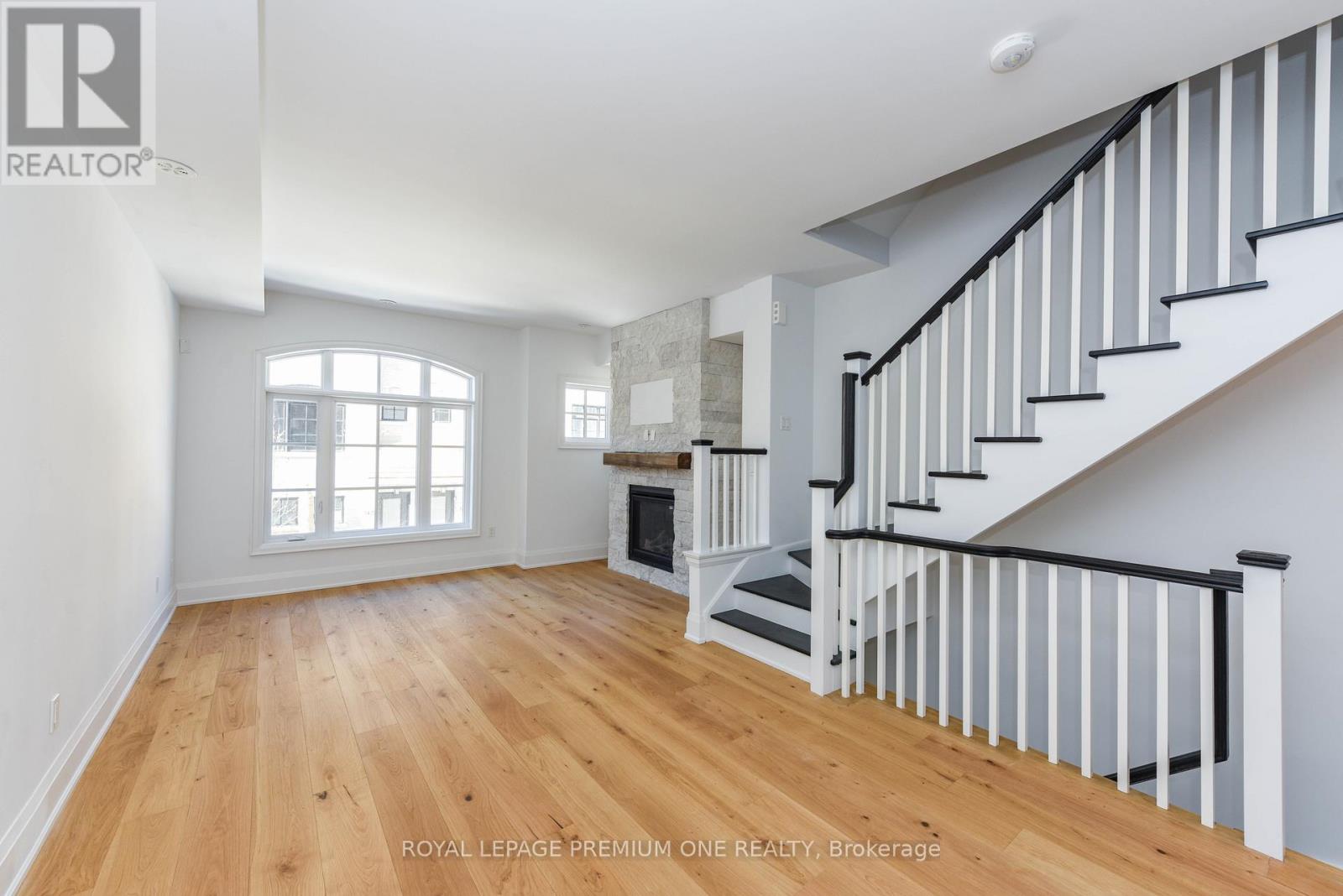 136 - 35 Lunar Crescent, Mississauga, Ontario  L5M 2R6 - Photo 4 - W12920434