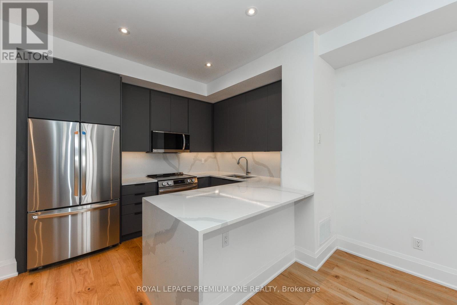 136 - 35 Lunar Crescent, Mississauga, Ontario  L5M 2R6 - Photo 5 - W12920434