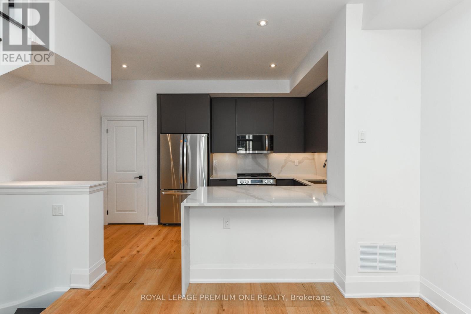 136 - 35 Lunar Crescent, Mississauga, Ontario  L5M 2R6 - Photo 6 - W12920434