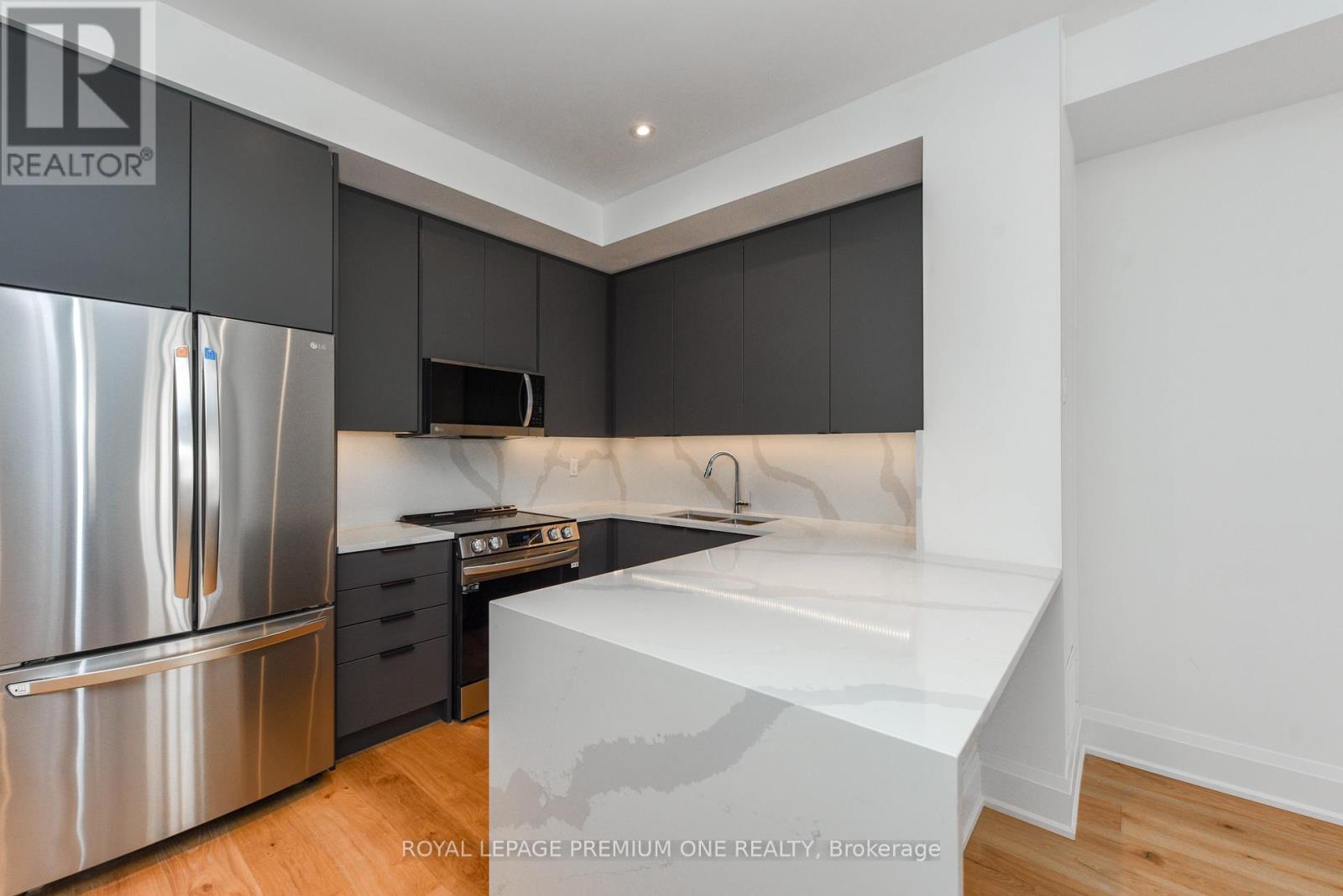 136 - 35 Lunar Crescent, Mississauga, Ontario  L5M 2R6 - Photo 8 - W12920434