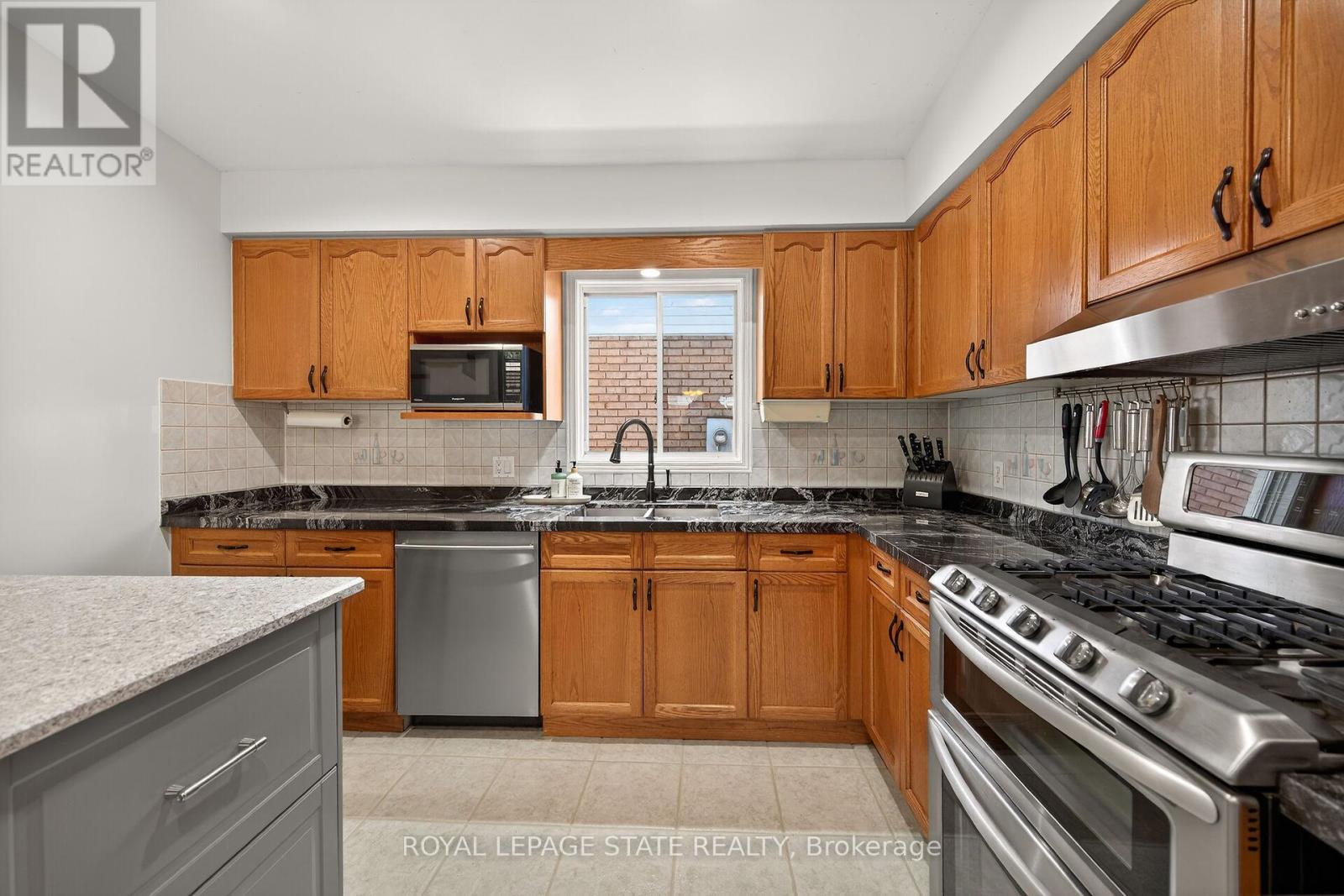 110 Jacqueline Boulevard, Hamilton, Ontario  L9B 2R2 - Photo 16 - X12920384