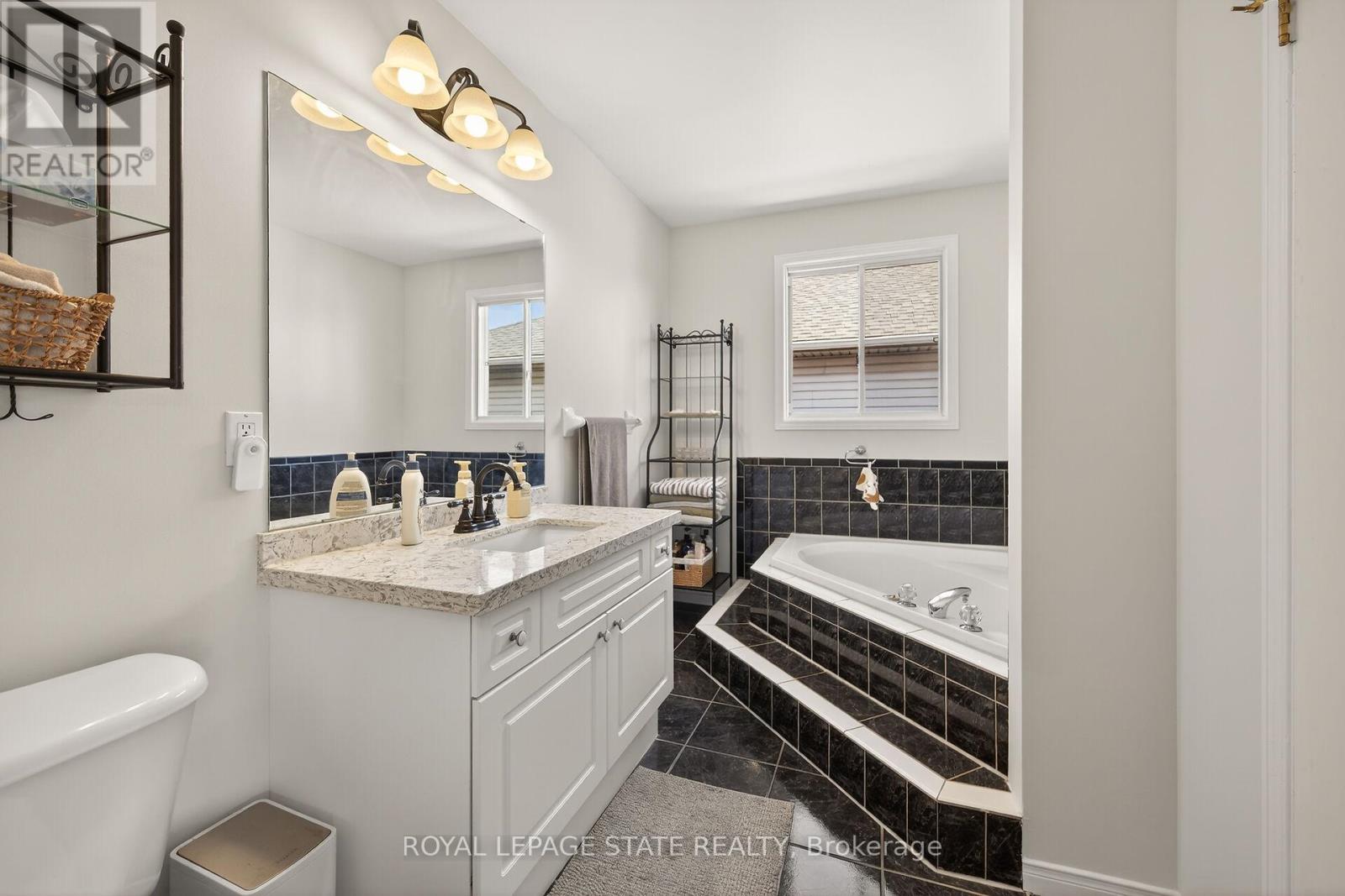 110 Jacqueline Boulevard, Hamilton, Ontario  L9B 2R2 - Photo 23 - X12920384