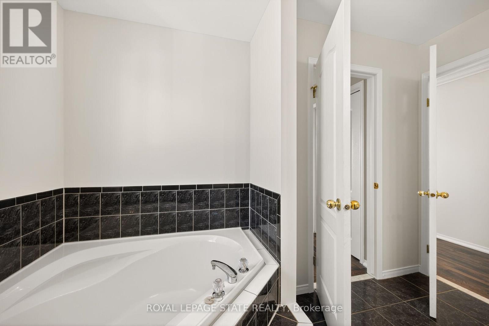 110 Jacqueline Boulevard, Hamilton, Ontario  L9B 2R2 - Photo 24 - X12920384