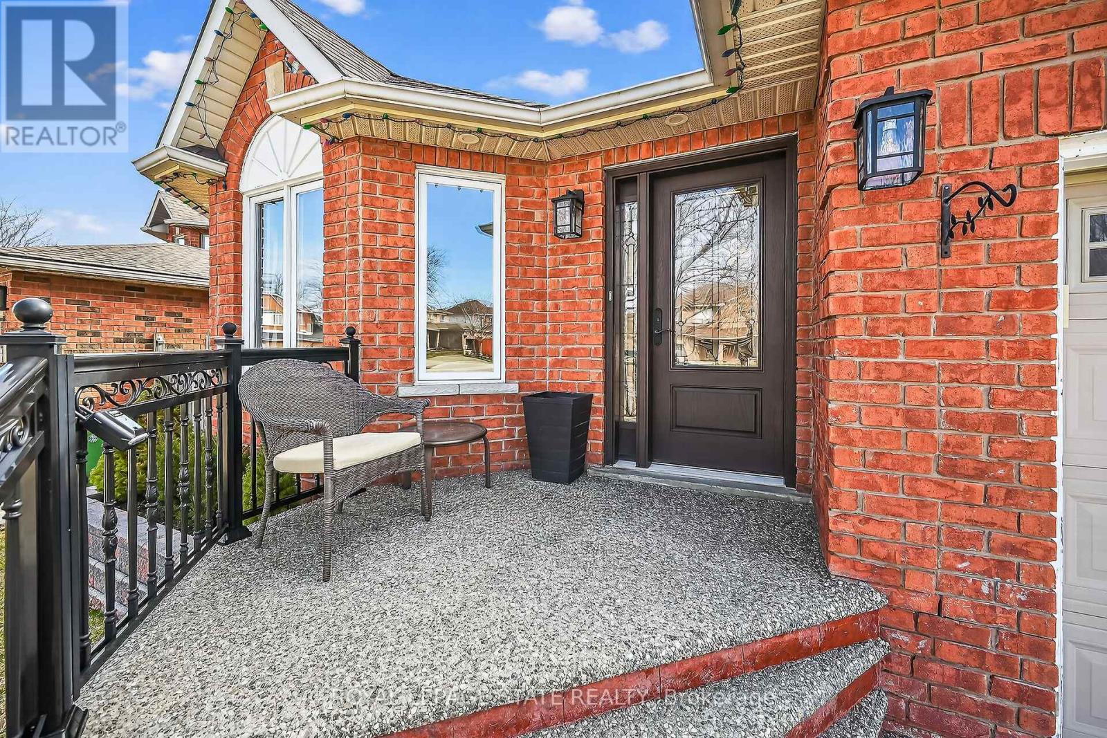 110 Jacqueline Boulevard, Hamilton, Ontario  L9B 2R2 - Photo 3 - X12920384