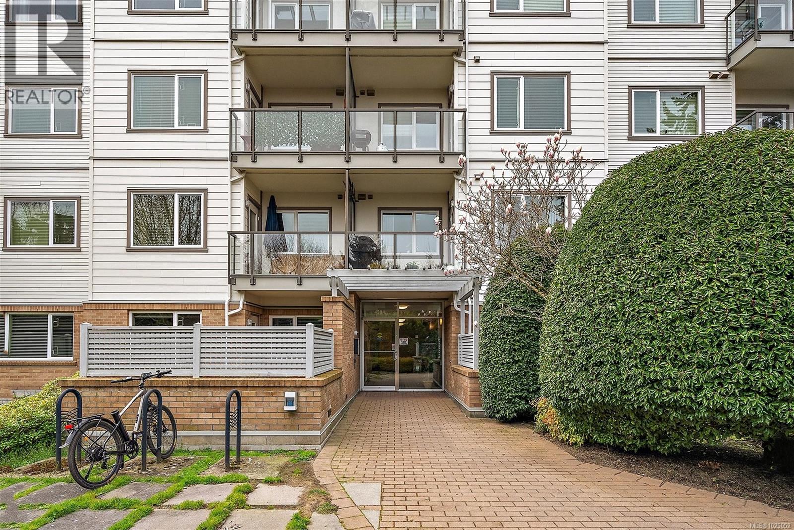 404 4394 West Saanich Rd, Saanich, British Columbia V8Z 0B5 - Photo 3 - 1025052