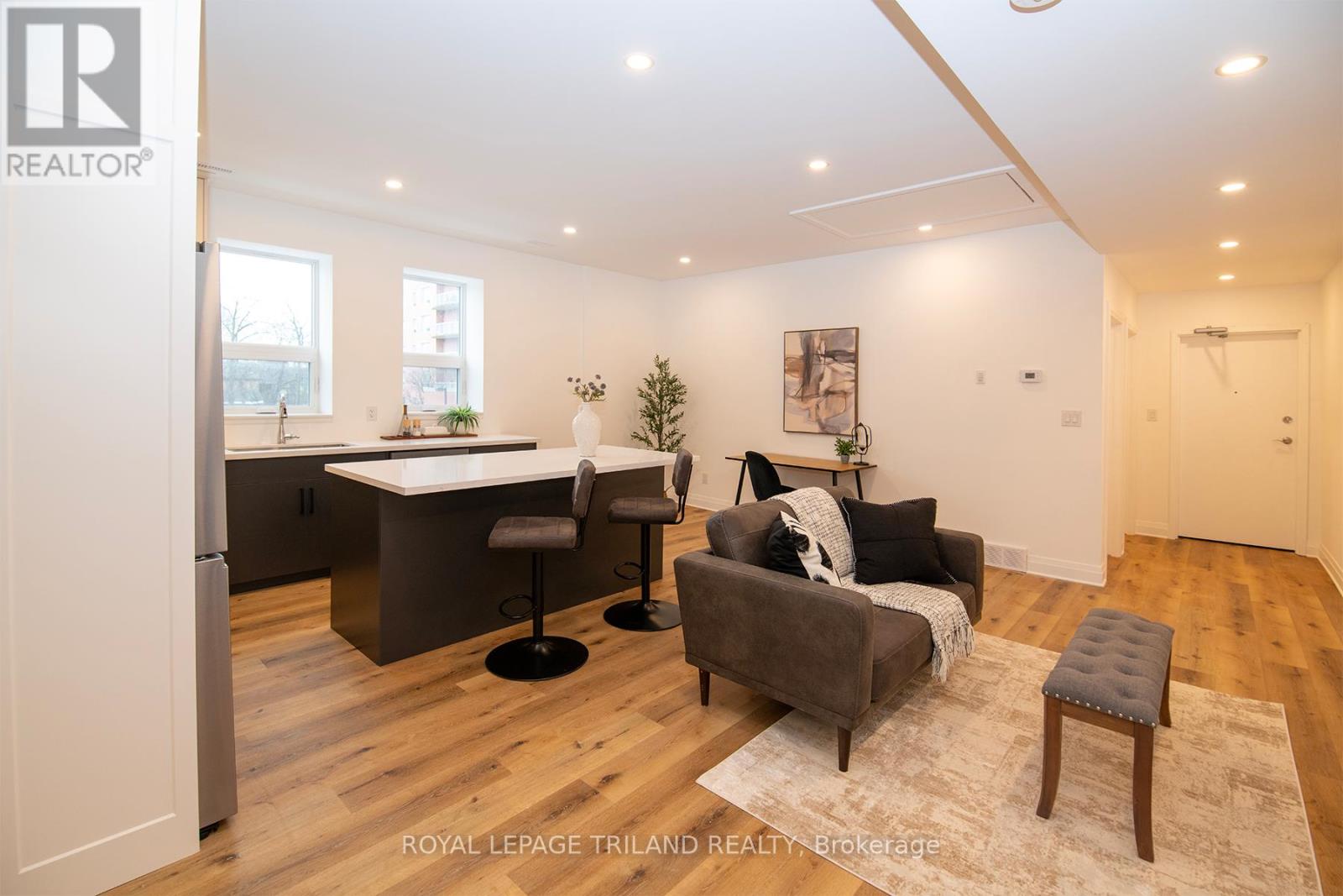 201 - 425 Dundas Street, London East, Ontario  N6B 1V9 - Photo 2 - X12920556