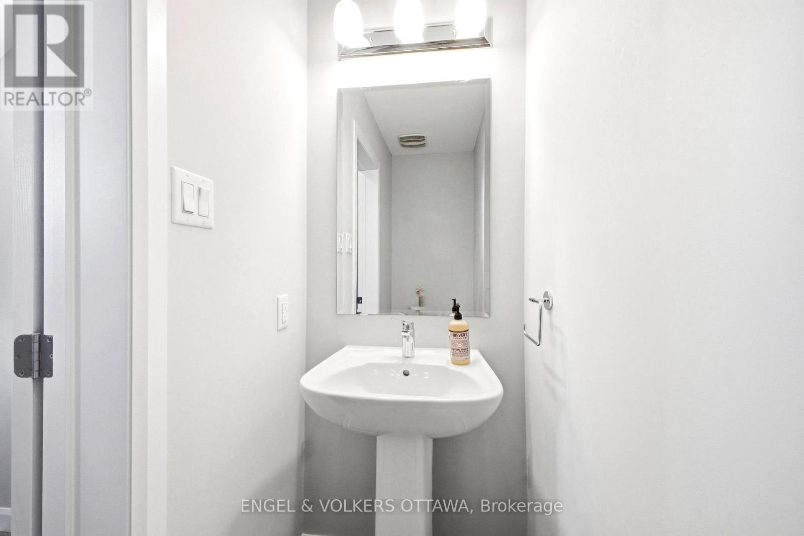 219 Liebe Terrace, Ottawa, Ontario  K2J 6R9 - Photo 5 - X12920586