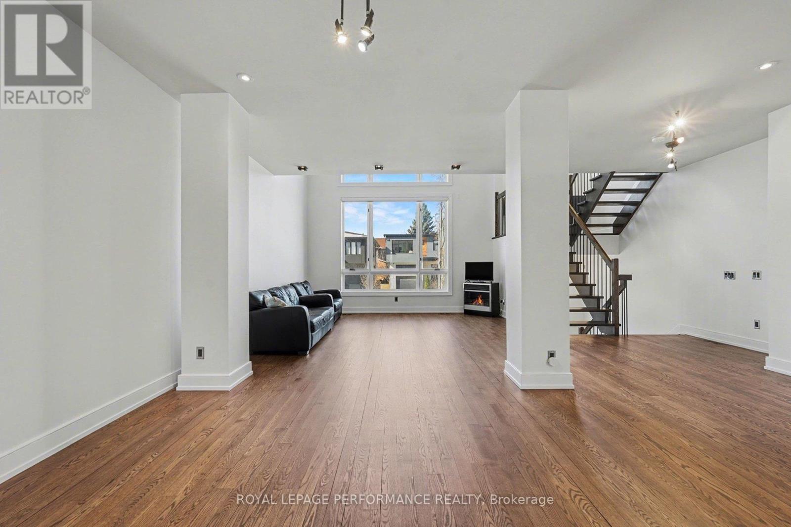 805 Kingsmere Avenue, Ottawa, Ontario  K2A 3J8 - Photo 4 - X12920672