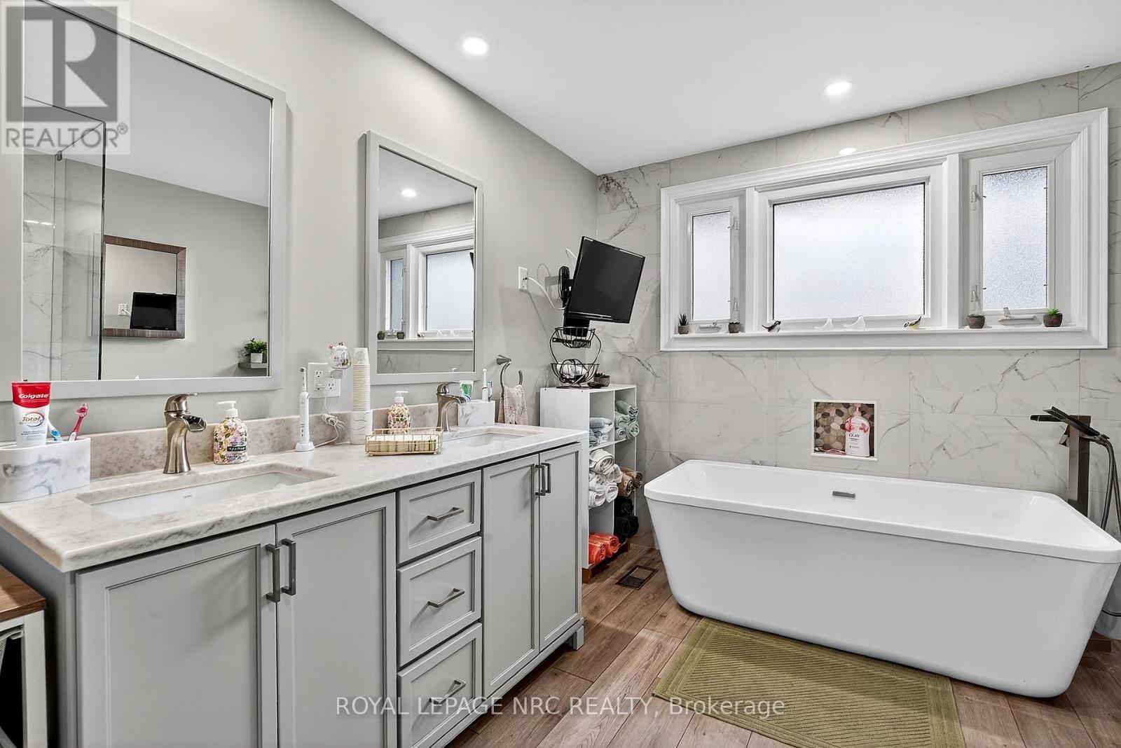 700 Lakeside Road, Fort Erie (Crescent Park), Ontario  L2A 4Y5 - Photo 18 - X12920530