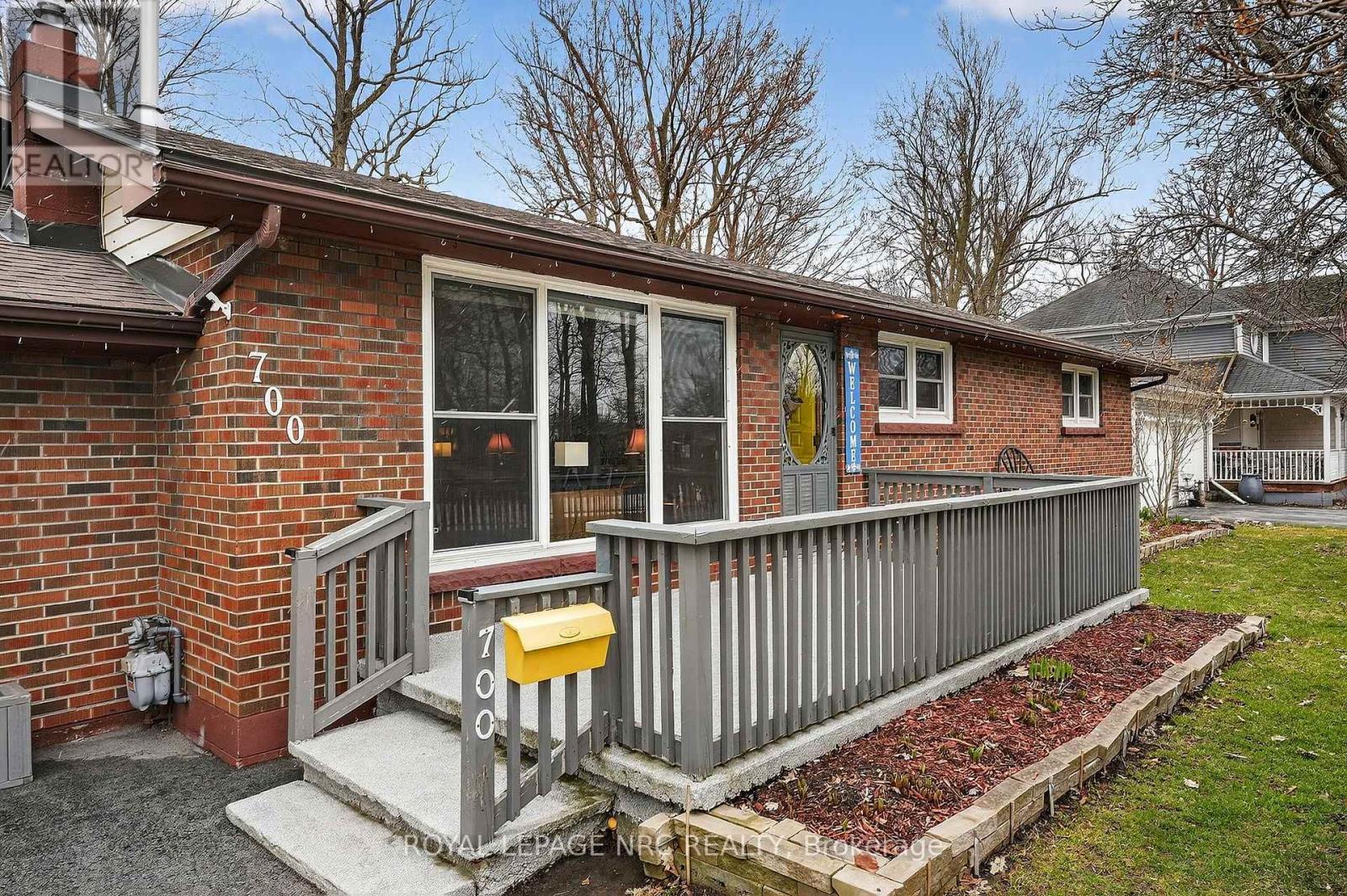 700 Lakeside Road, Fort Erie (Crescent Park), Ontario  L2A 4Y5 - Photo 4 - X12920530