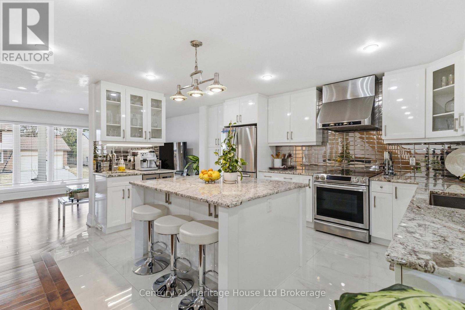 61 Applewood Crescent, London South, Ontario  N6J 3R1 - Photo 7 - X12920688