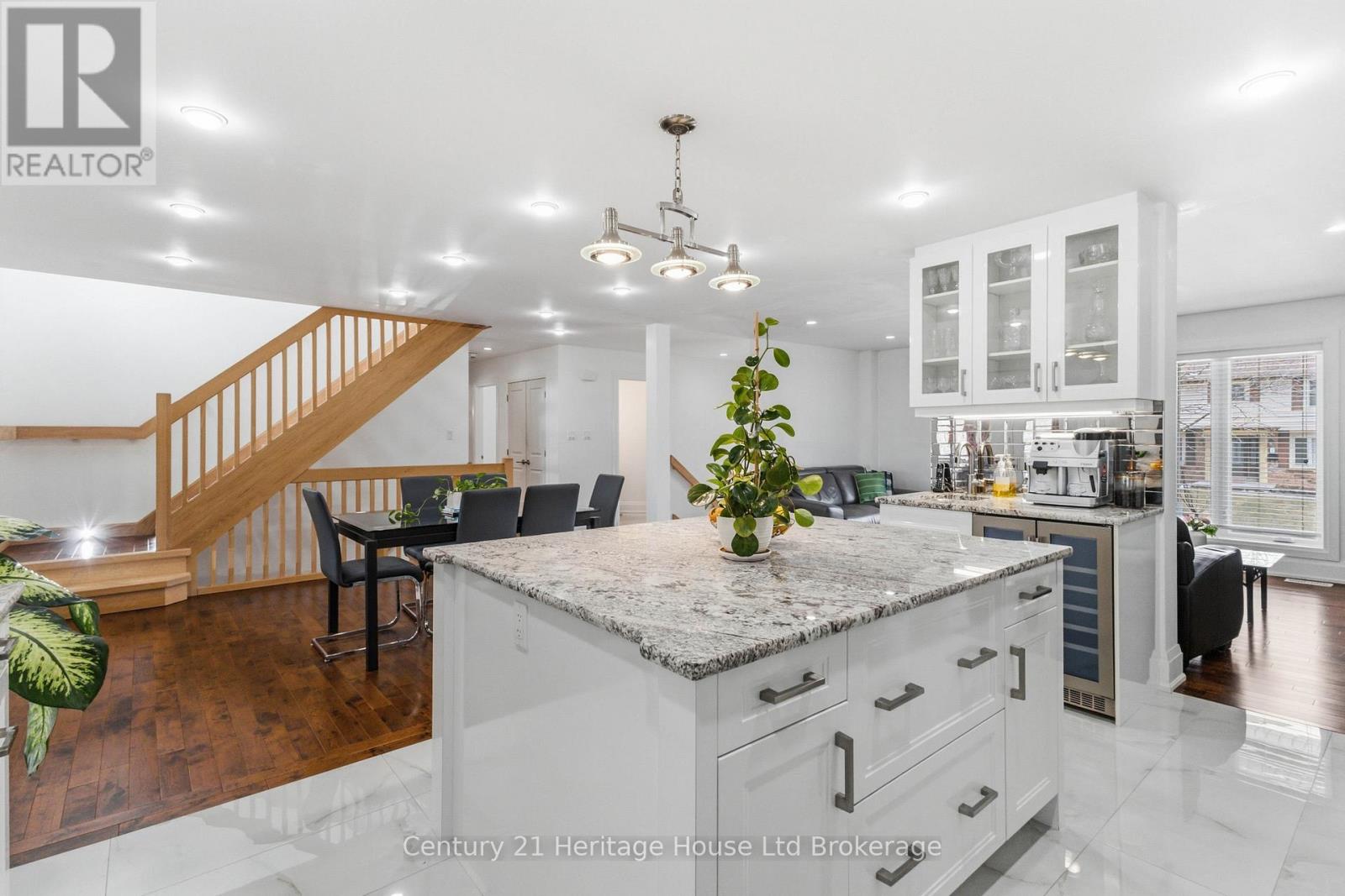 61 Applewood Crescent, London South, Ontario  N6J 3R1 - Photo 8 - X12920688