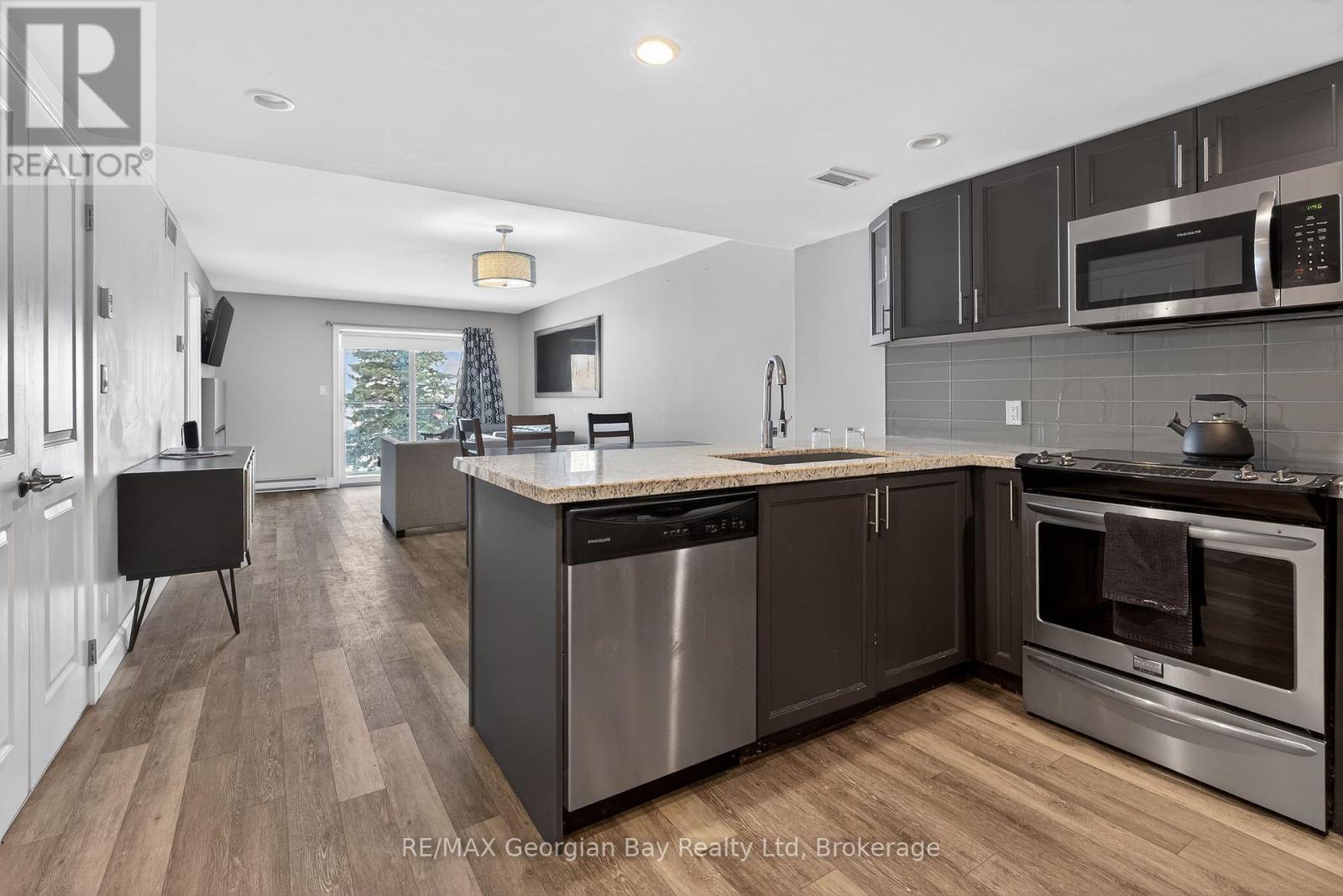 102 - 80 Horseshoe Boulevard, Oro-Medonte, Ontario  L4M 4Y8 - Photo 2 - S12920618