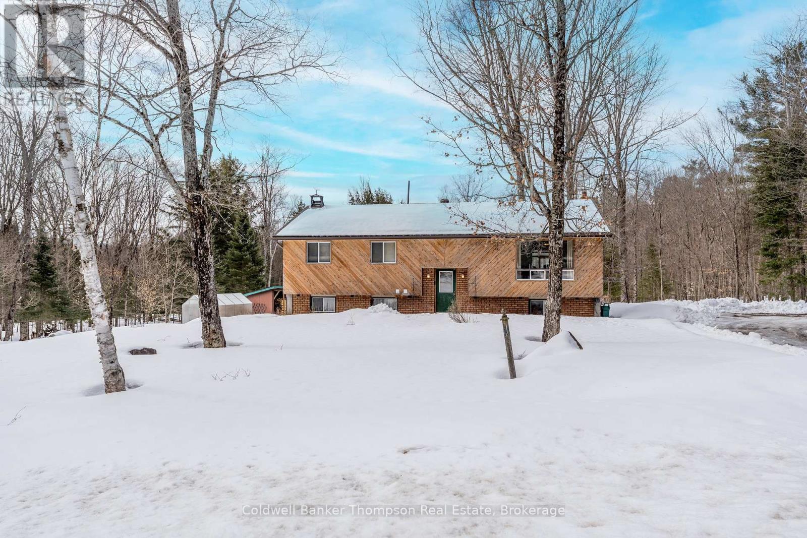 <div class="slider-price">$579,900</div><p>1357 Ravenscliffe Road, Huntsville, Ontario</p>