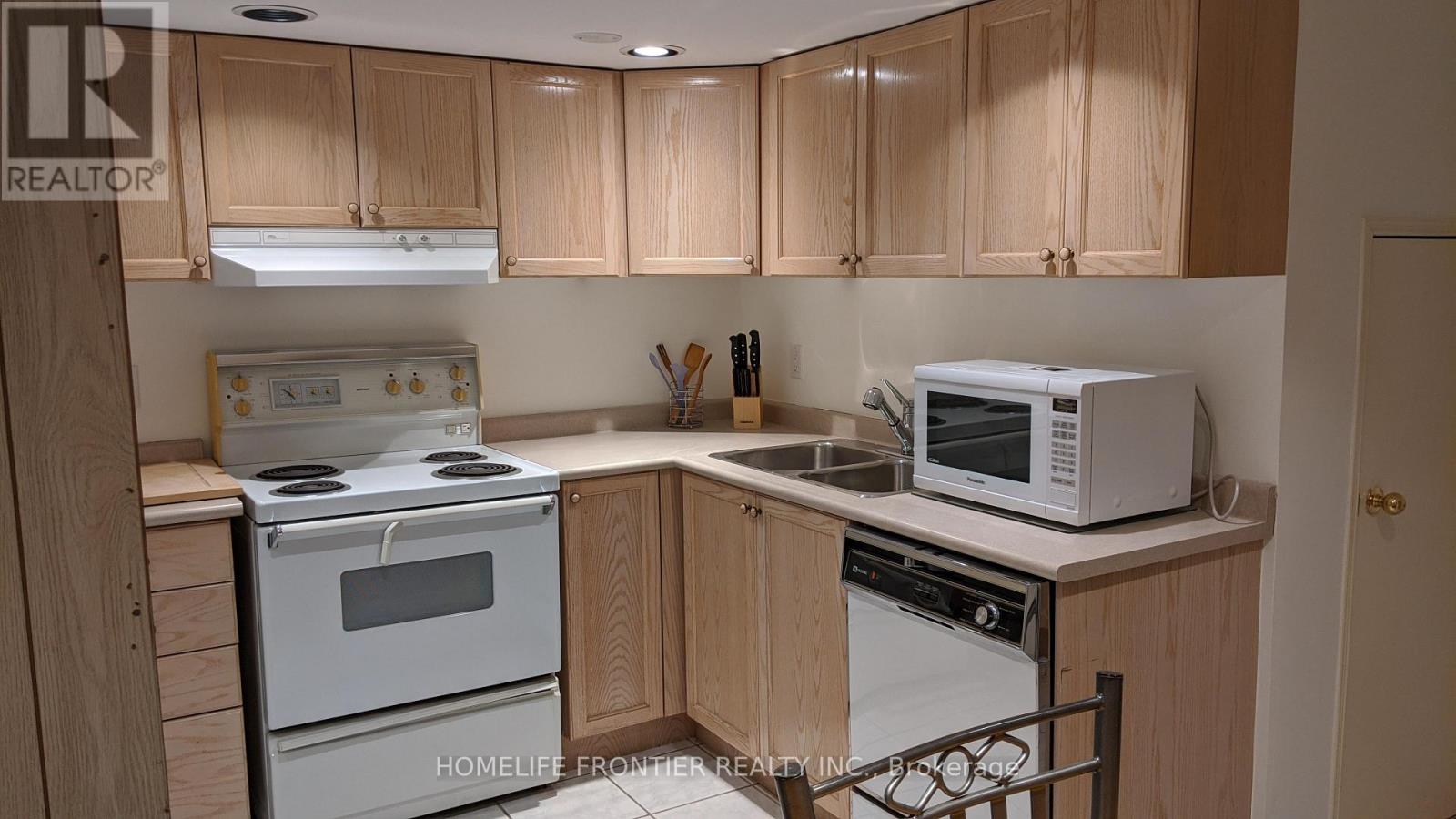 B2 - 17 Teddington Park Avenue, Toronto, Ontario  M4N 2C4 - Photo 5 - C12920028