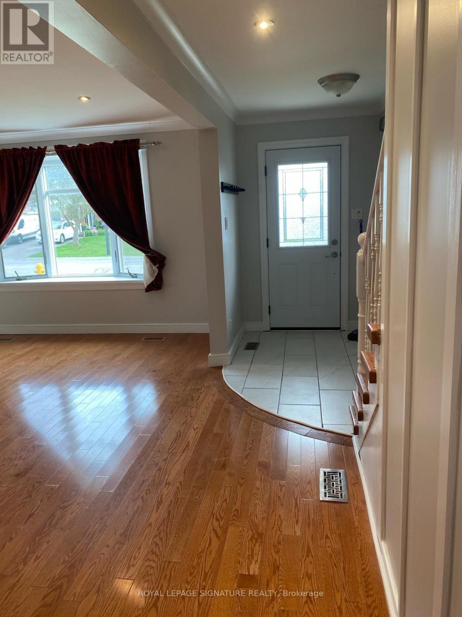 459 Dixon Boulevard, Newmarket, Ontario  L3Y 5C9 - Photo 2 - N12920554