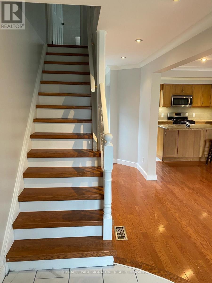 459 Dixon Boulevard, Newmarket, Ontario  L3Y 5C9 - Photo 5 - N12920554