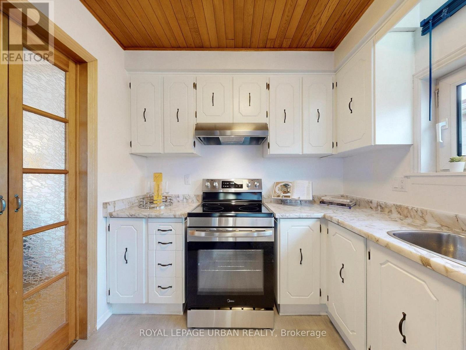 733 Consort Crescent, Mississauga, Ontario  L5C 1J8 - Photo 10 - W12920528