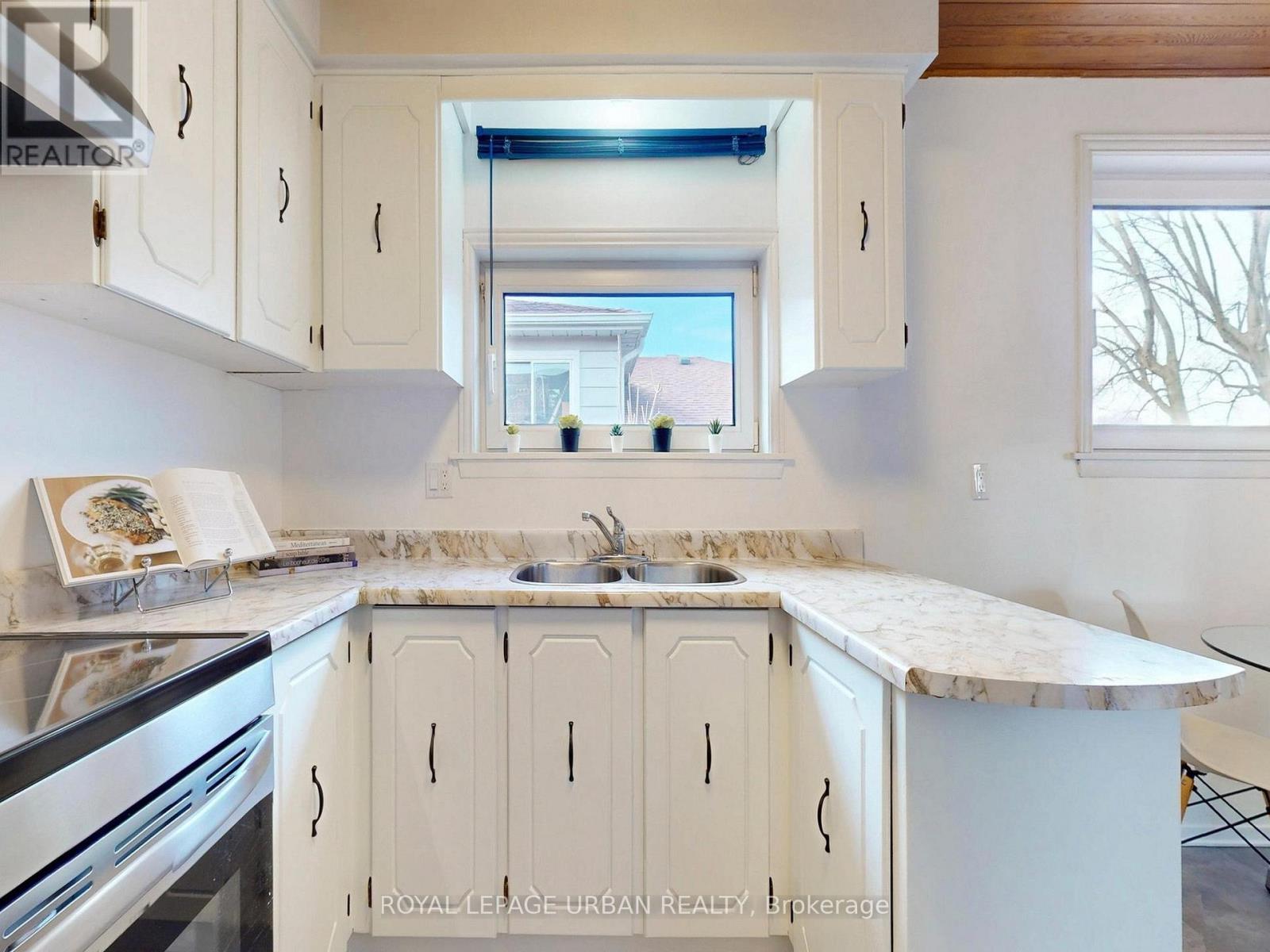 733 Consort Crescent, Mississauga, Ontario  L5C 1J8 - Photo 11 - W12920528