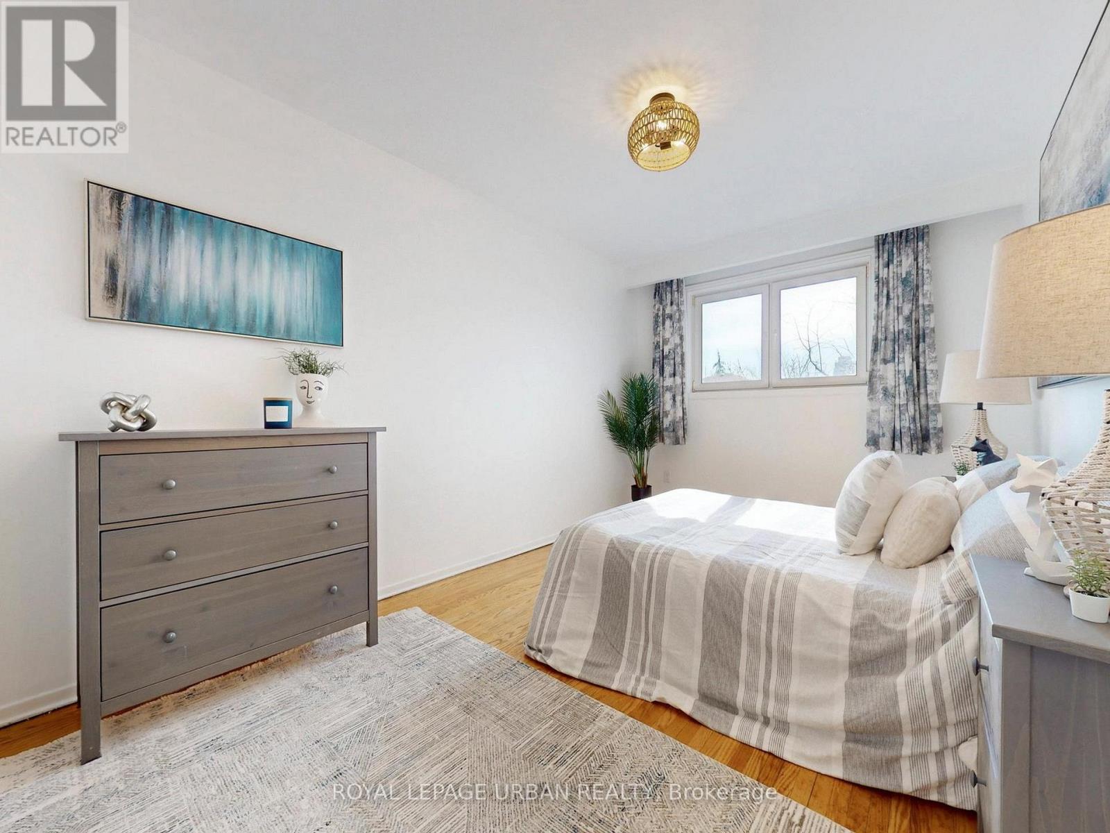 733 Consort Crescent, Mississauga, Ontario  L5C 1J8 - Photo 15 - W12920528